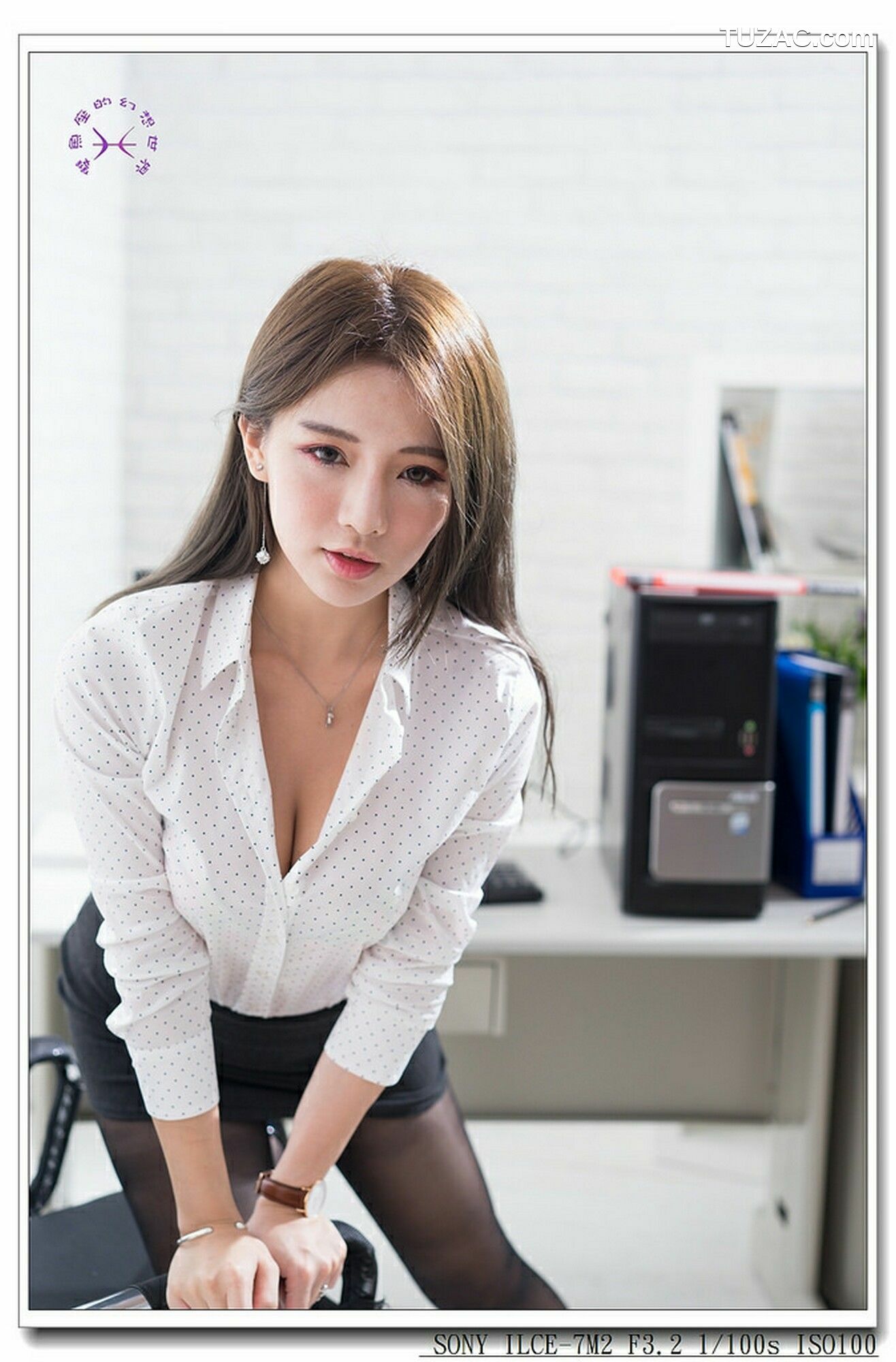 台湾正妹_ 周盈欣Dora《办公室黑丝小秘》 写真集[73P]