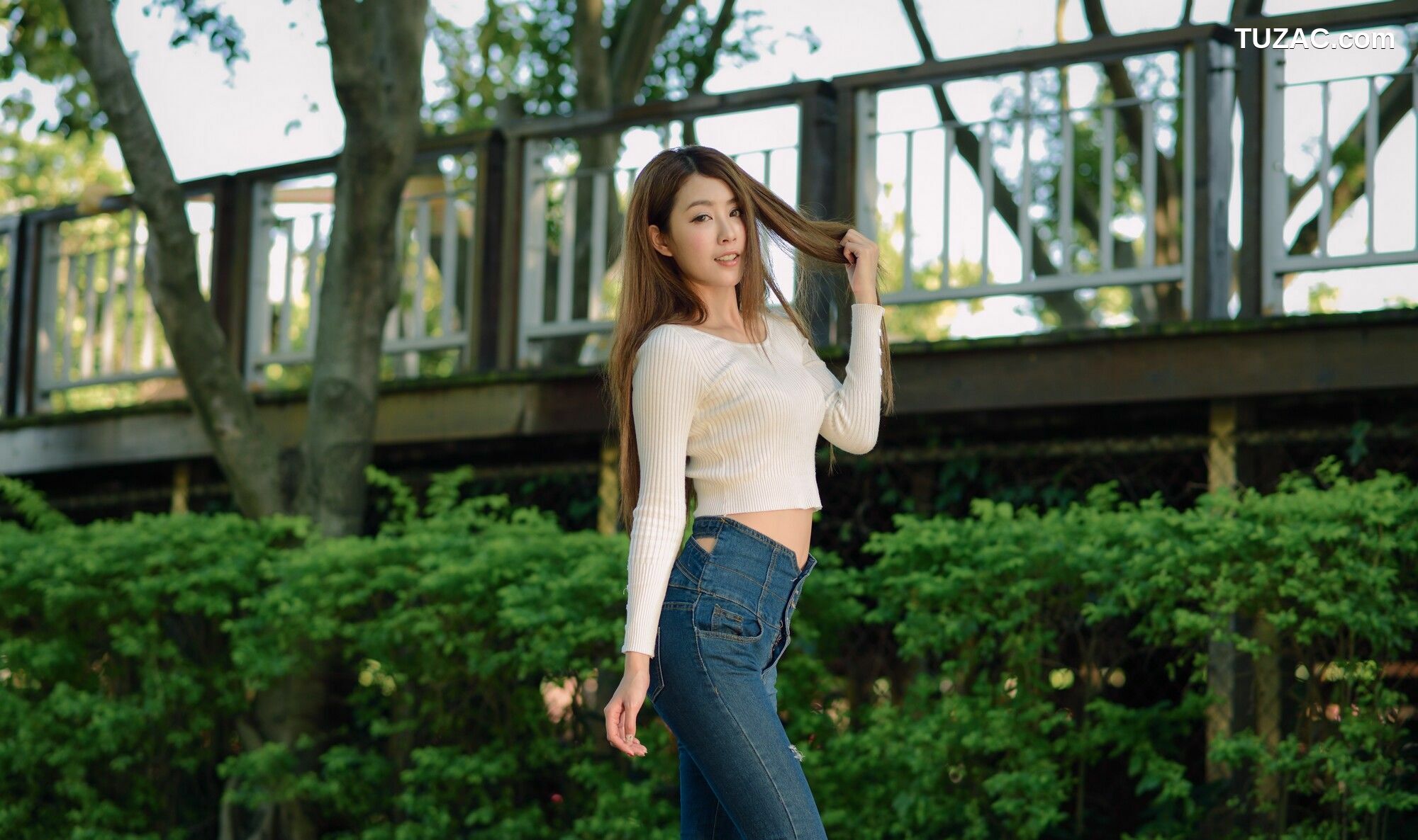 台湾正妹_ 夏晴Miso《公园牛仔紧身裤美腿》 写真集[57P]