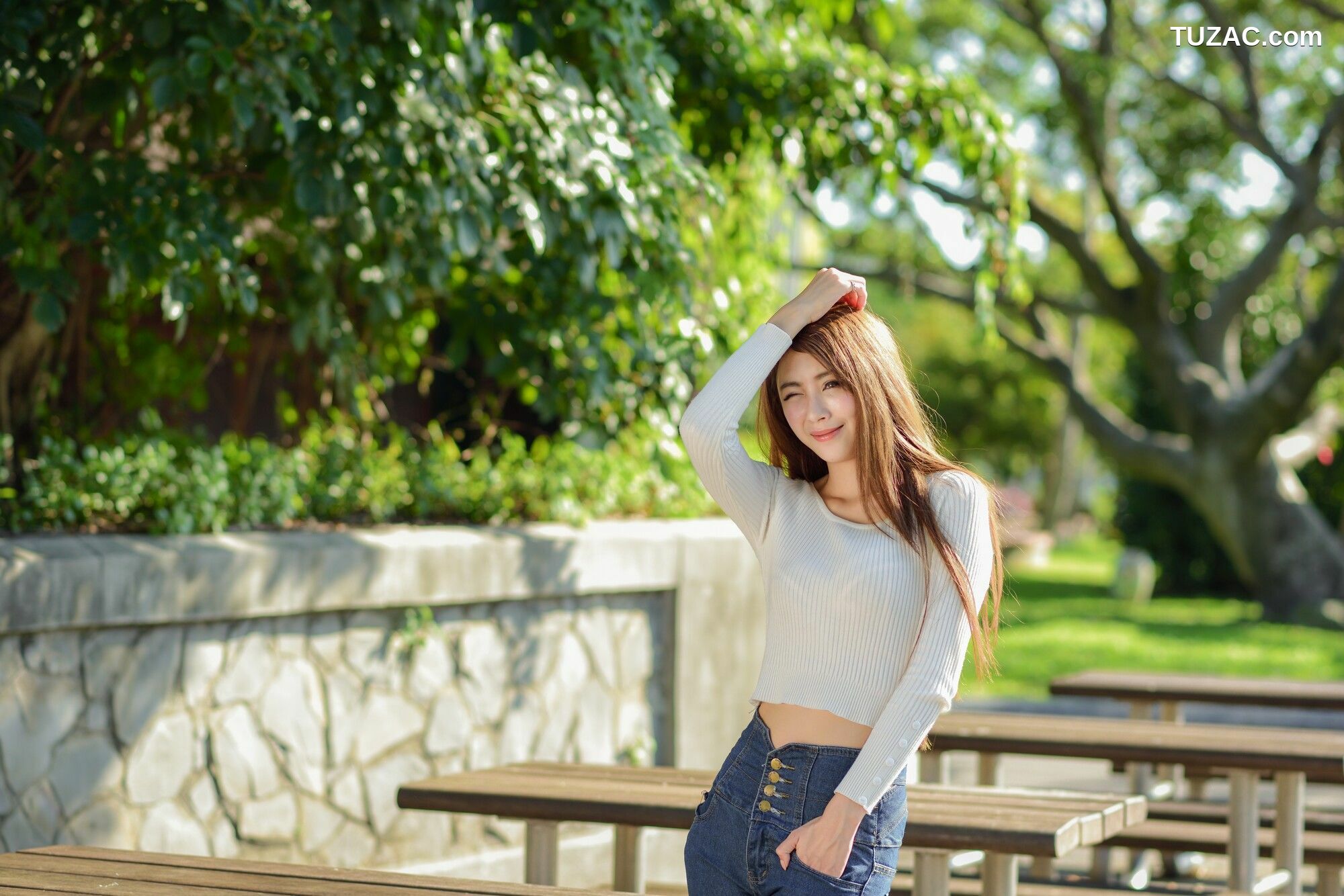 台湾正妹_ 夏晴Miso《公园牛仔紧身裤美腿》 写真集[57P]