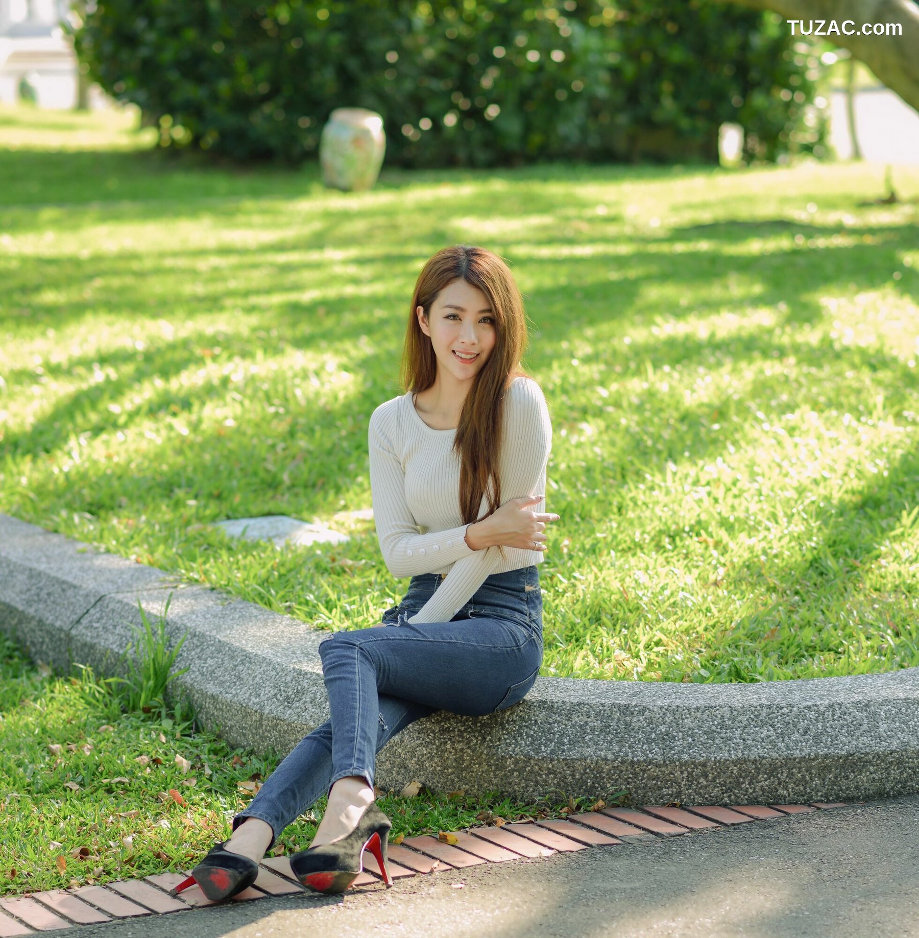 台湾正妹_ 夏晴Miso《公园牛仔紧身裤美腿》 写真集[57P]