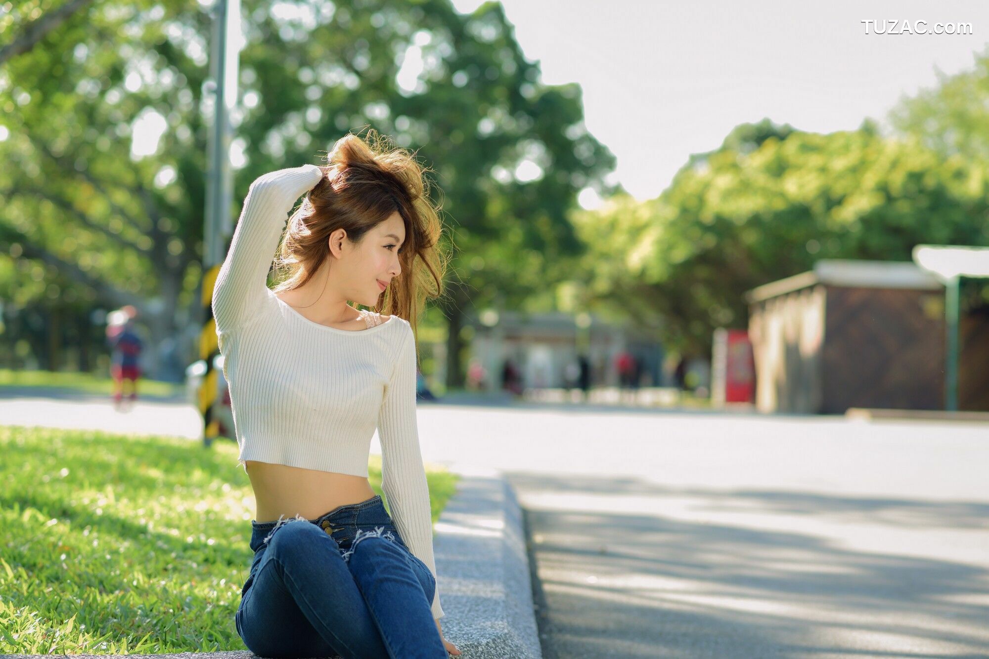 台湾正妹_ 夏晴Miso《公园牛仔紧身裤美腿》 写真集[57P]