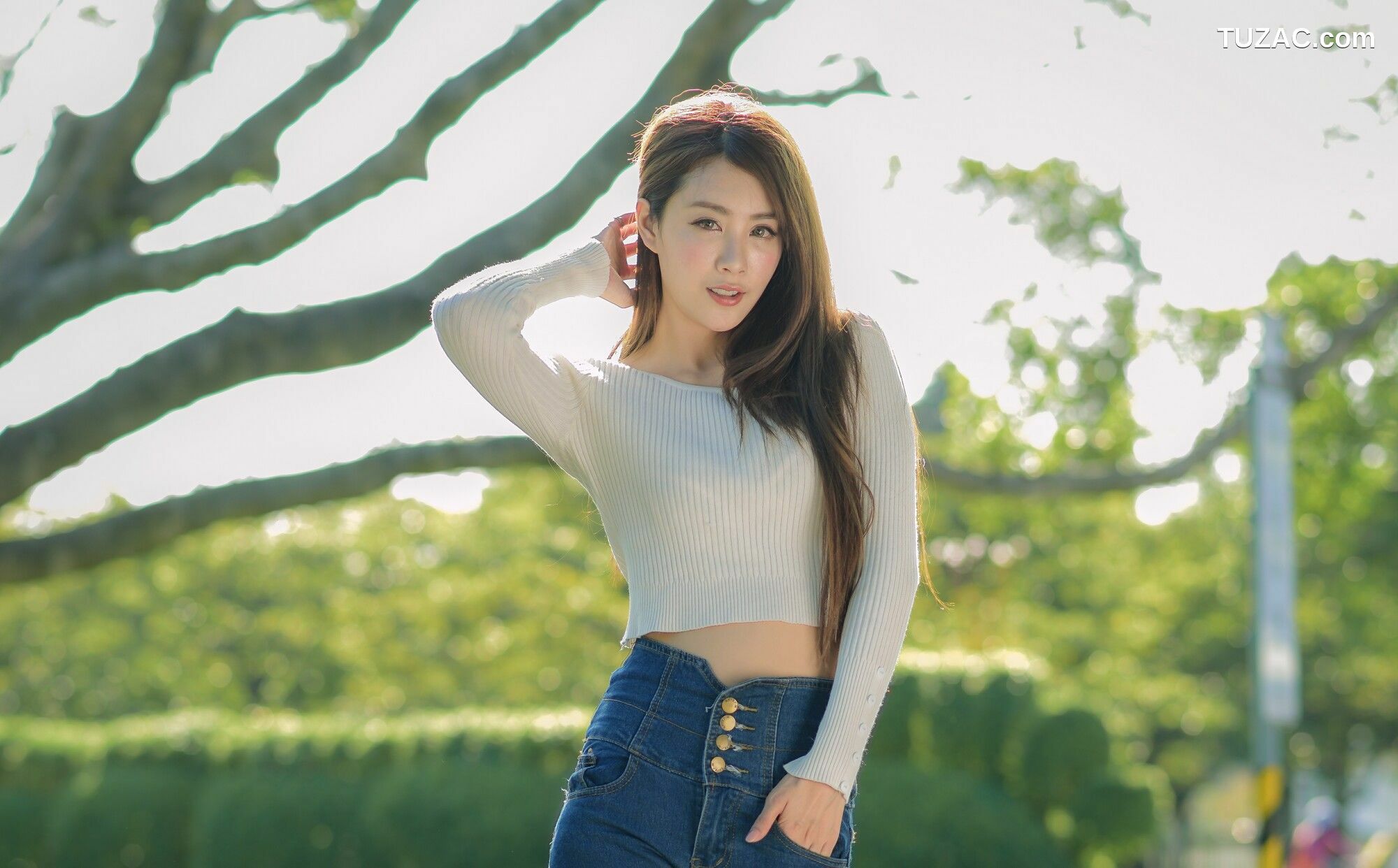 台湾正妹_ 夏晴Miso《公园牛仔紧身裤美腿》 写真集[57P]