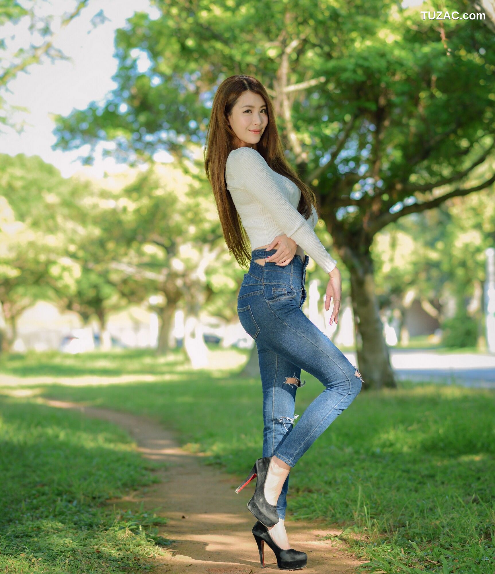 台湾正妹_ 夏晴Miso《公园牛仔紧身裤美腿》 写真集[57P]