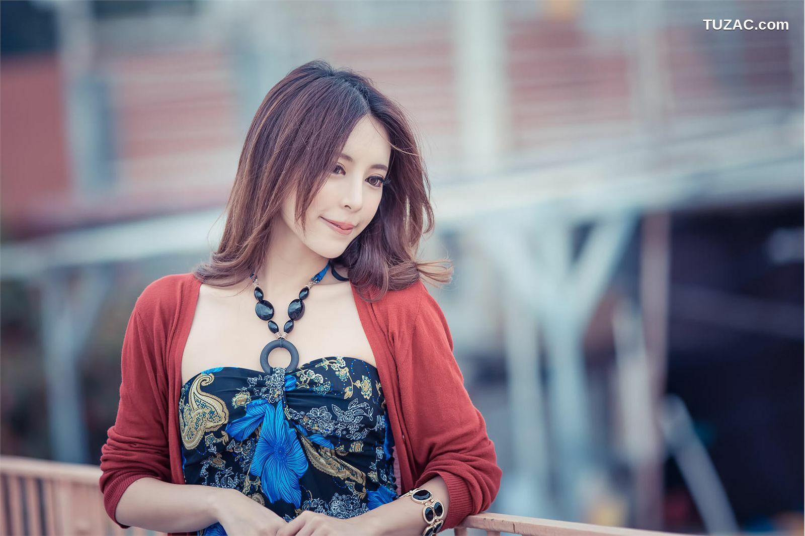 台湾正妹_ 大眼正妹张齐郡《炫彩外拍》写真集[67P]