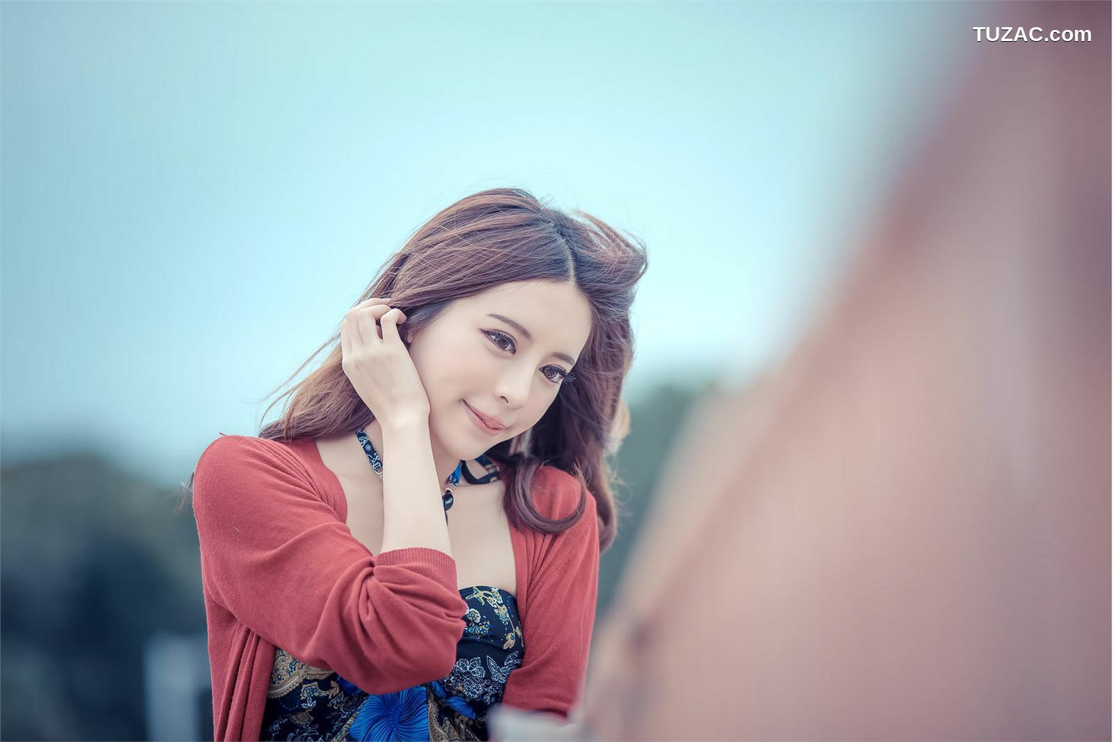 台湾正妹_ 大眼正妹张齐郡《炫彩外拍》写真集[67P]