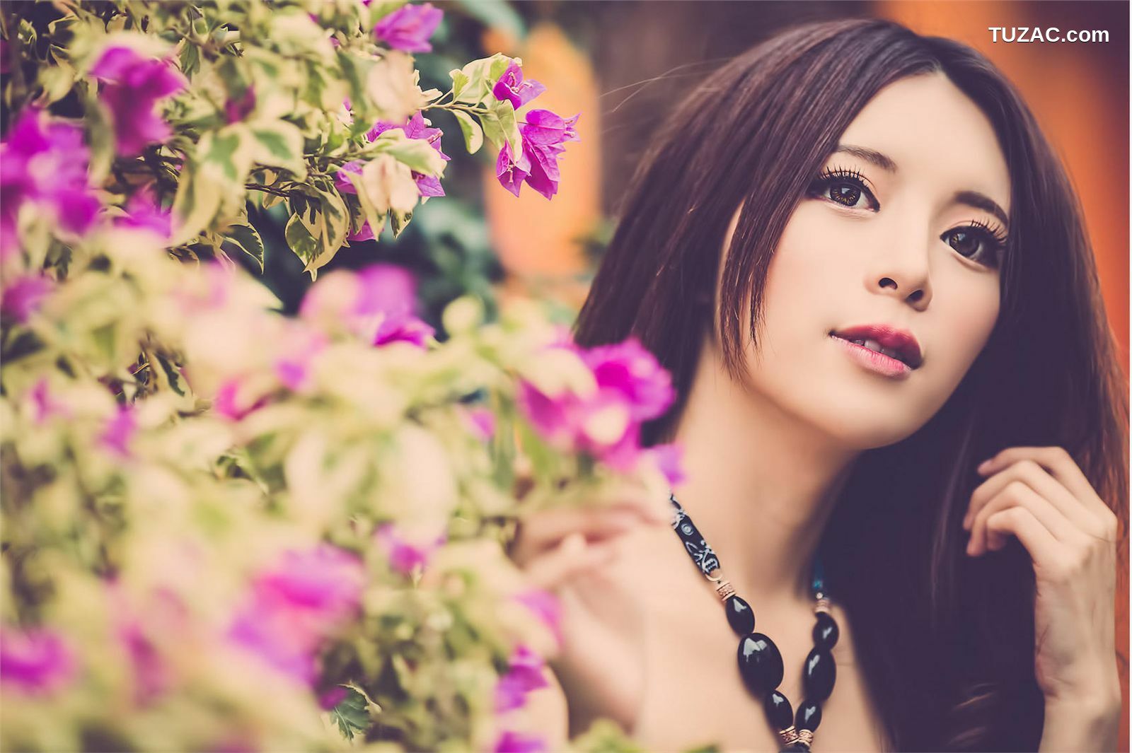 台湾正妹_ 大眼正妹张齐郡《炫彩外拍》写真集[67P]