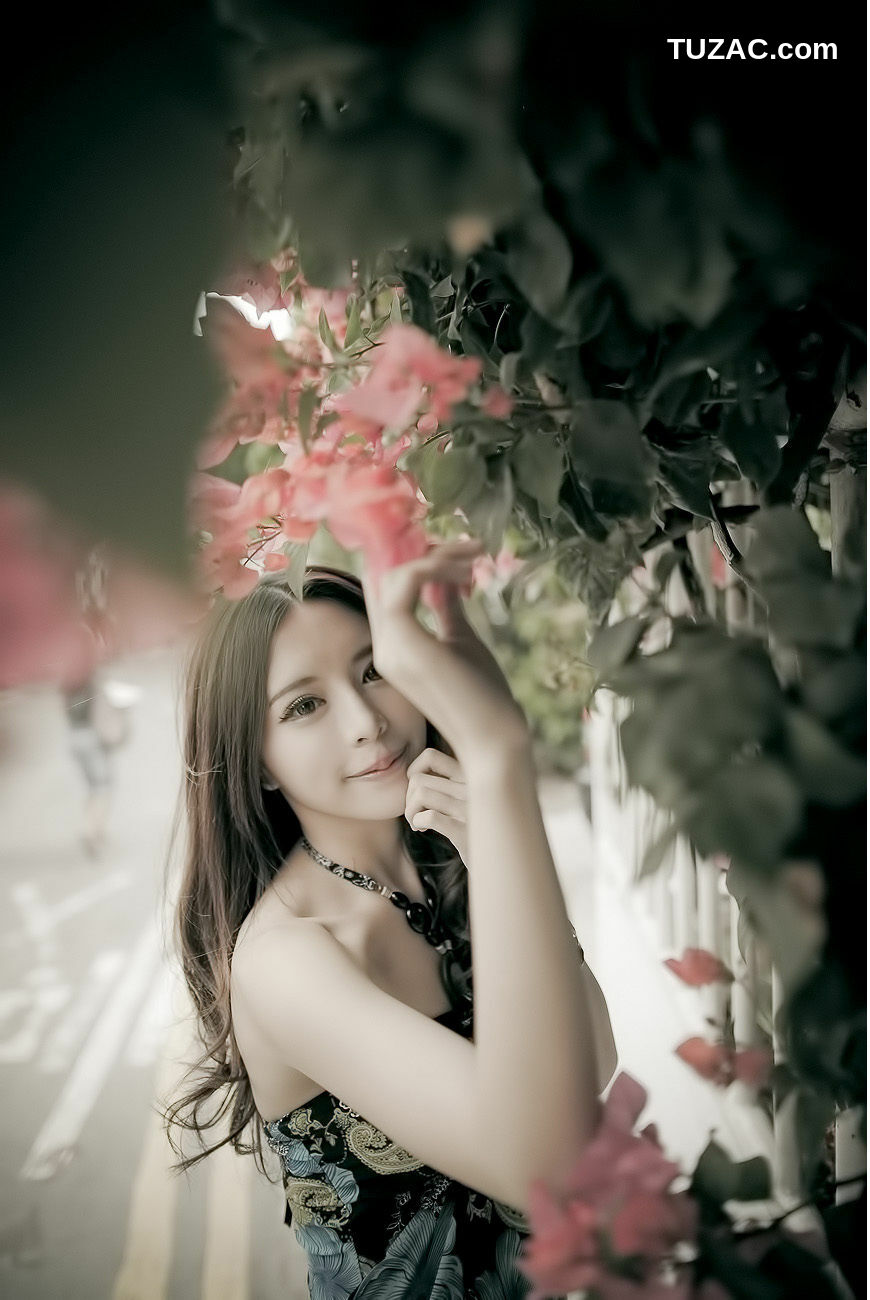 台湾正妹_ 大眼正妹张齐郡《炫彩外拍》写真集[67P]