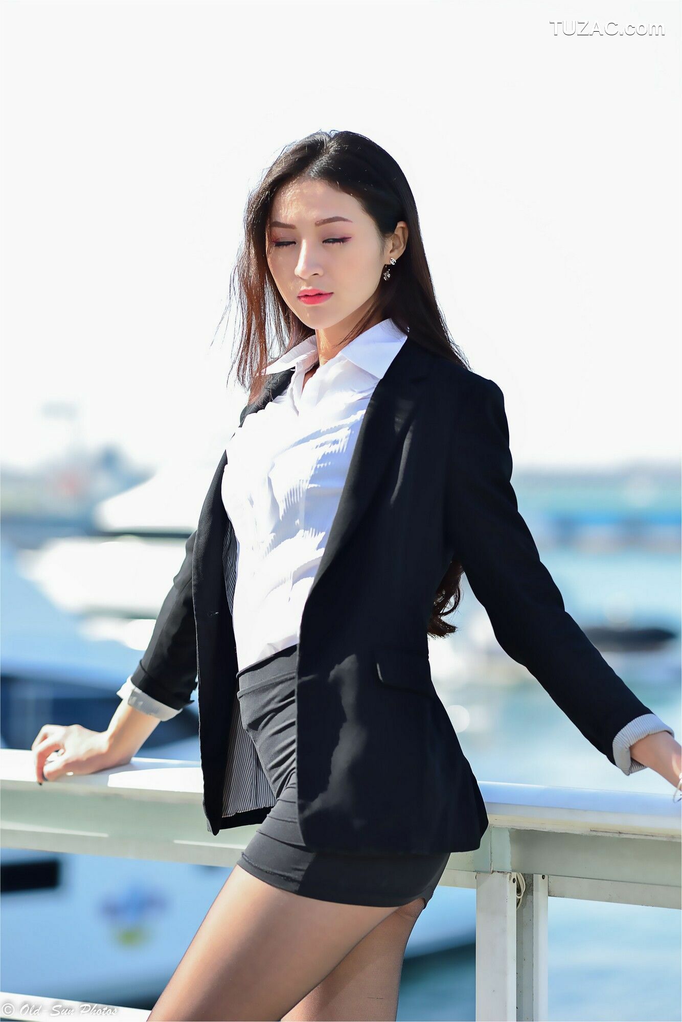 台湾正妹_ 小梵《展覽館旁OL街拍》 写真集[86P]