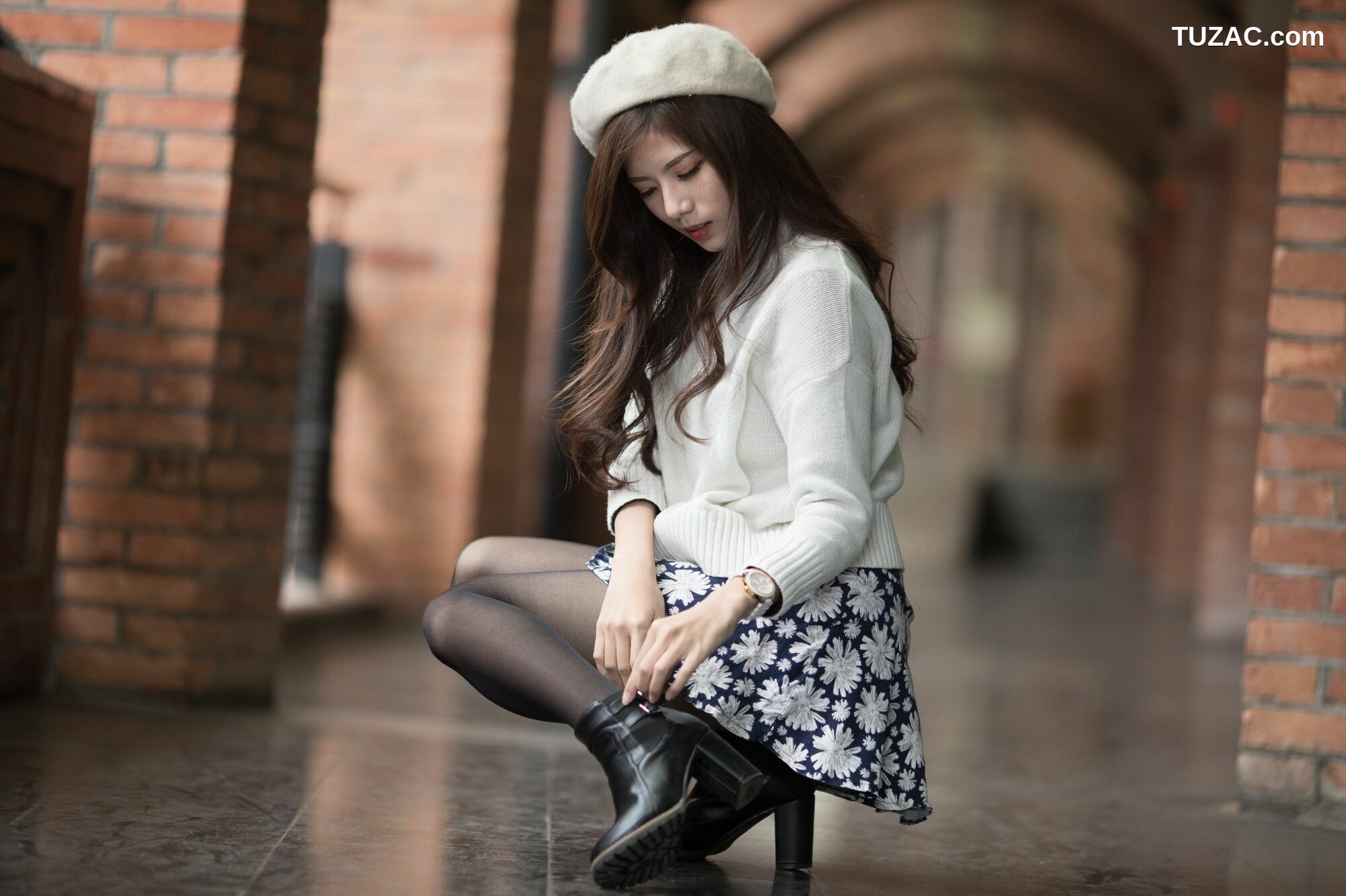 台湾正妹_ 方唯真 - 3套服装黑丝街拍 写真集[58P]