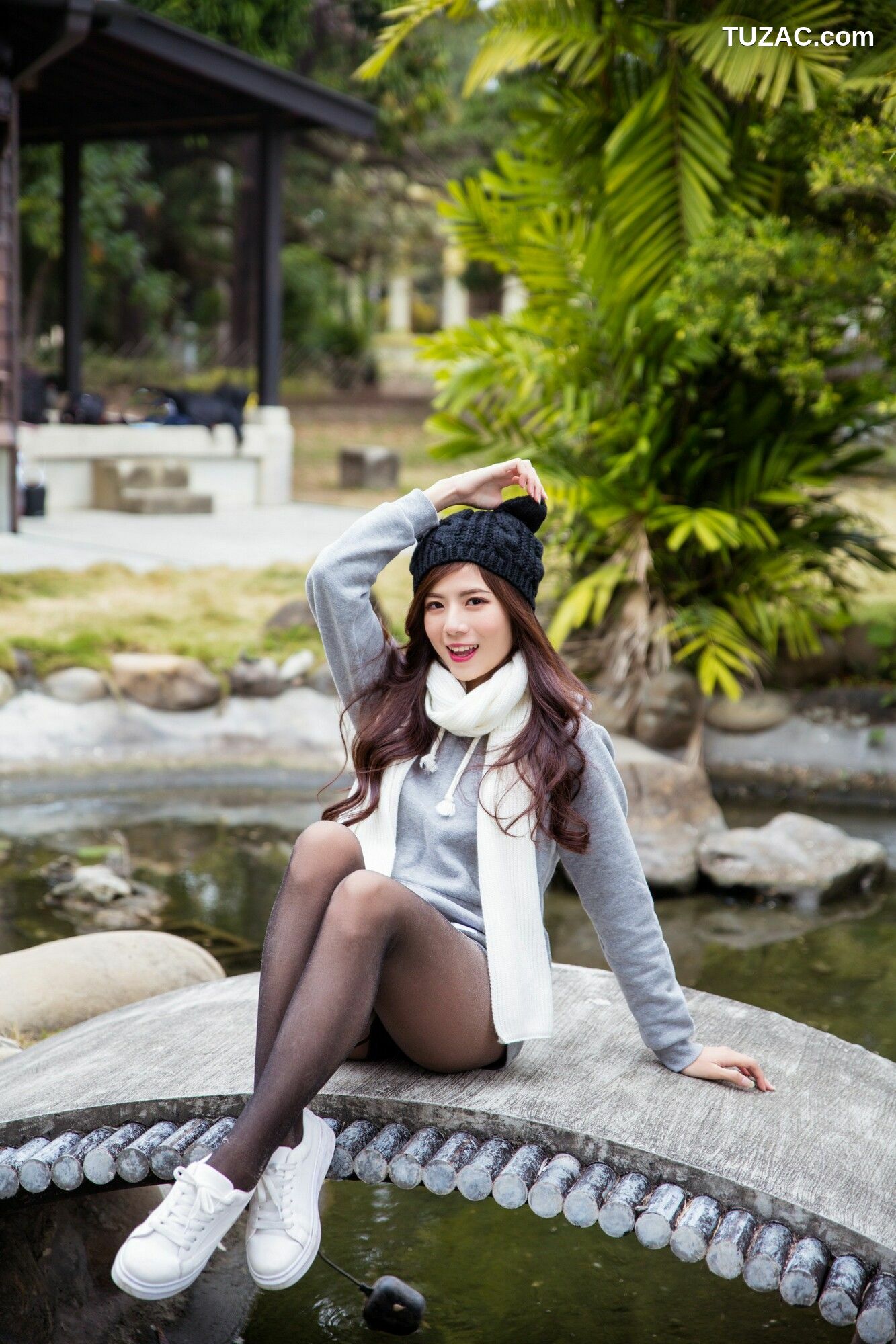 台湾正妹_ 方唯真 - 3套服装黑丝街拍 写真集[58P]