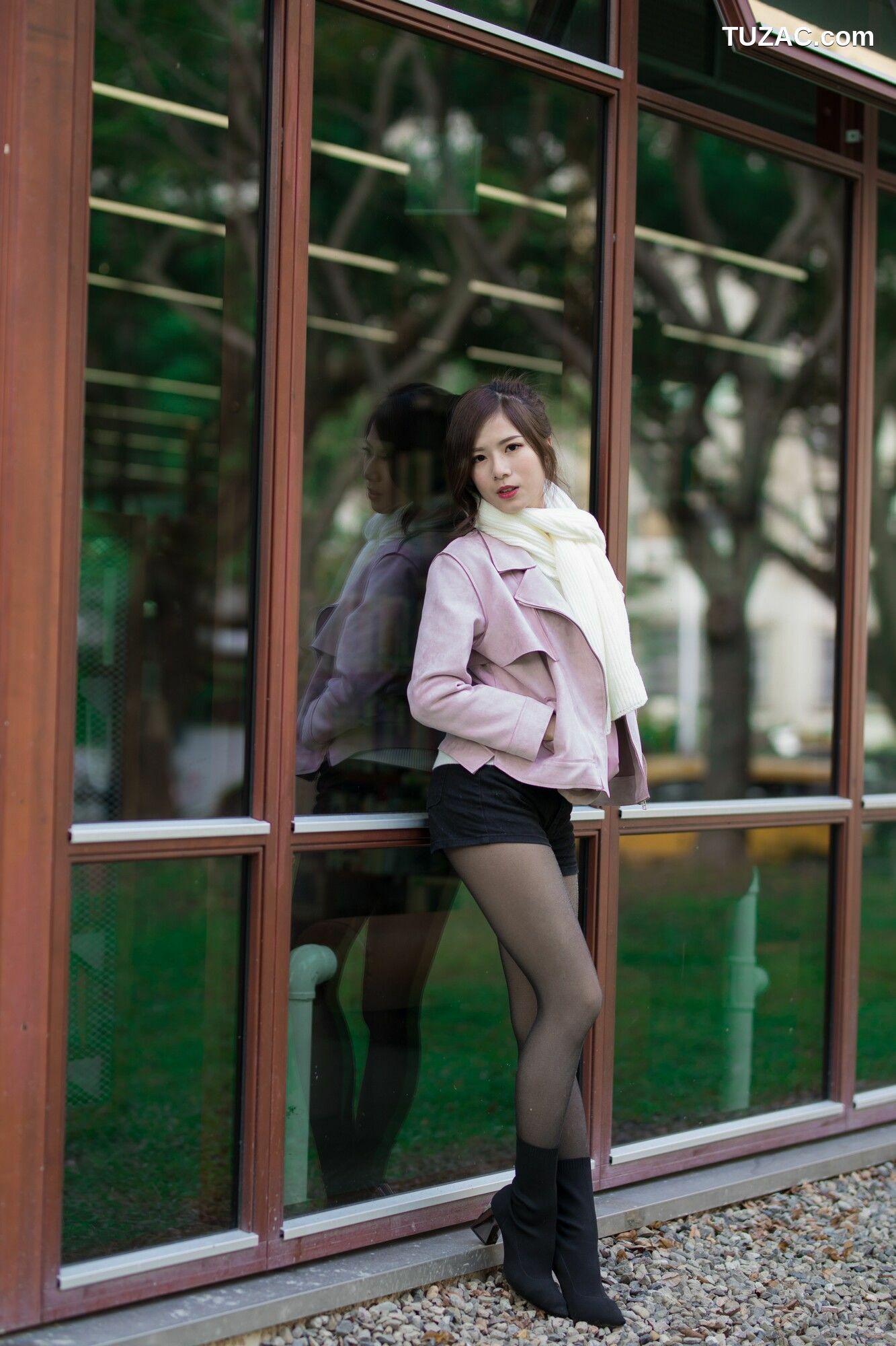 台湾正妹_ 方唯真 - 3套服装黑丝街拍 写真集[58P]