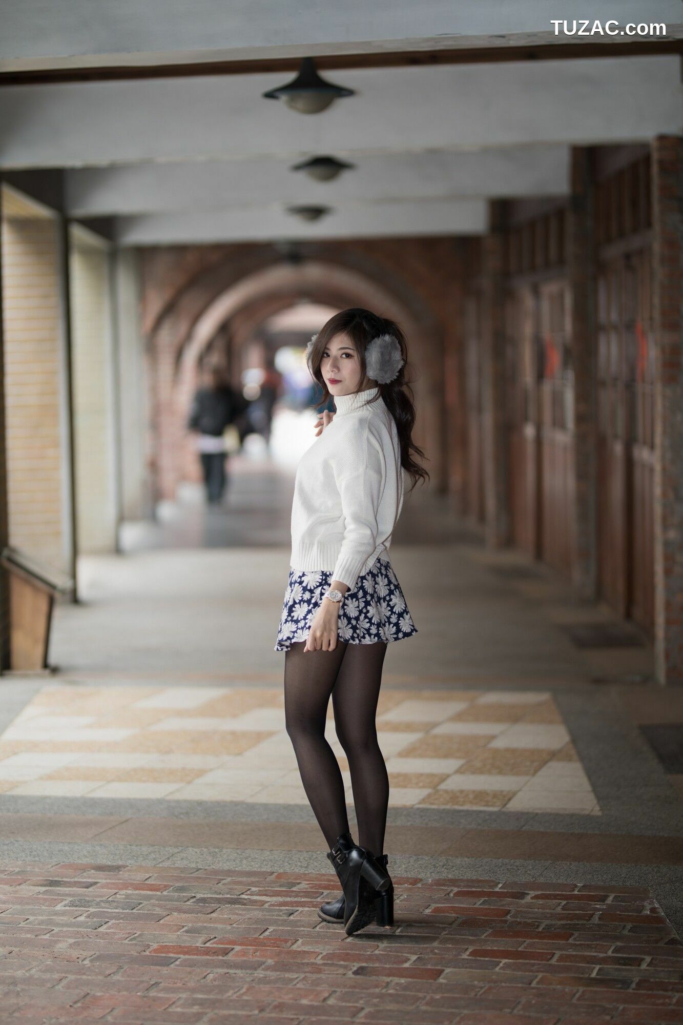 台湾正妹_ 方唯真 - 3套服装黑丝街拍 写真集[58P]