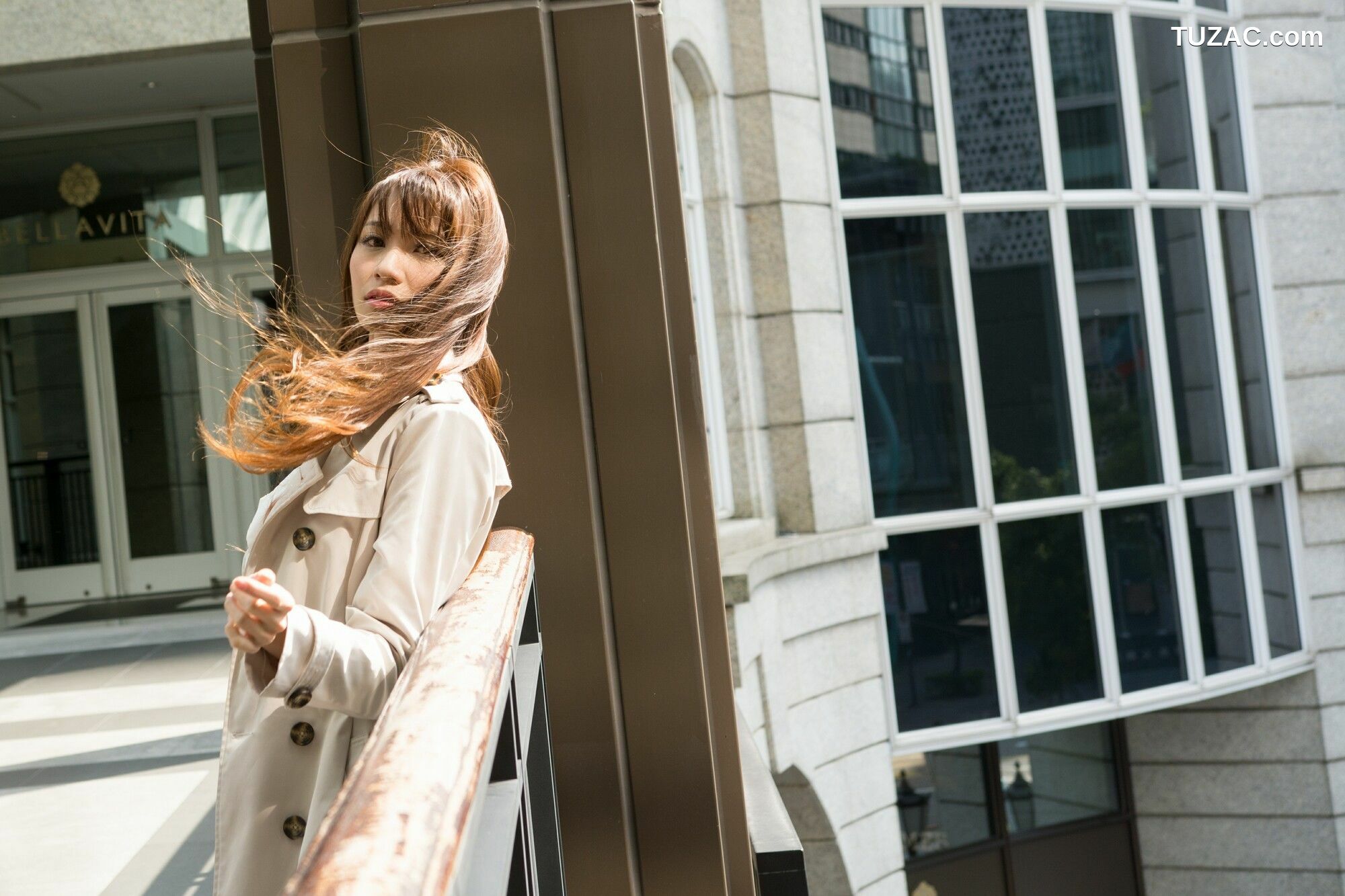 台湾正妹_ 蔡译心Candice《信義區周邊 时尚风衣街拍》 写真集[100P]