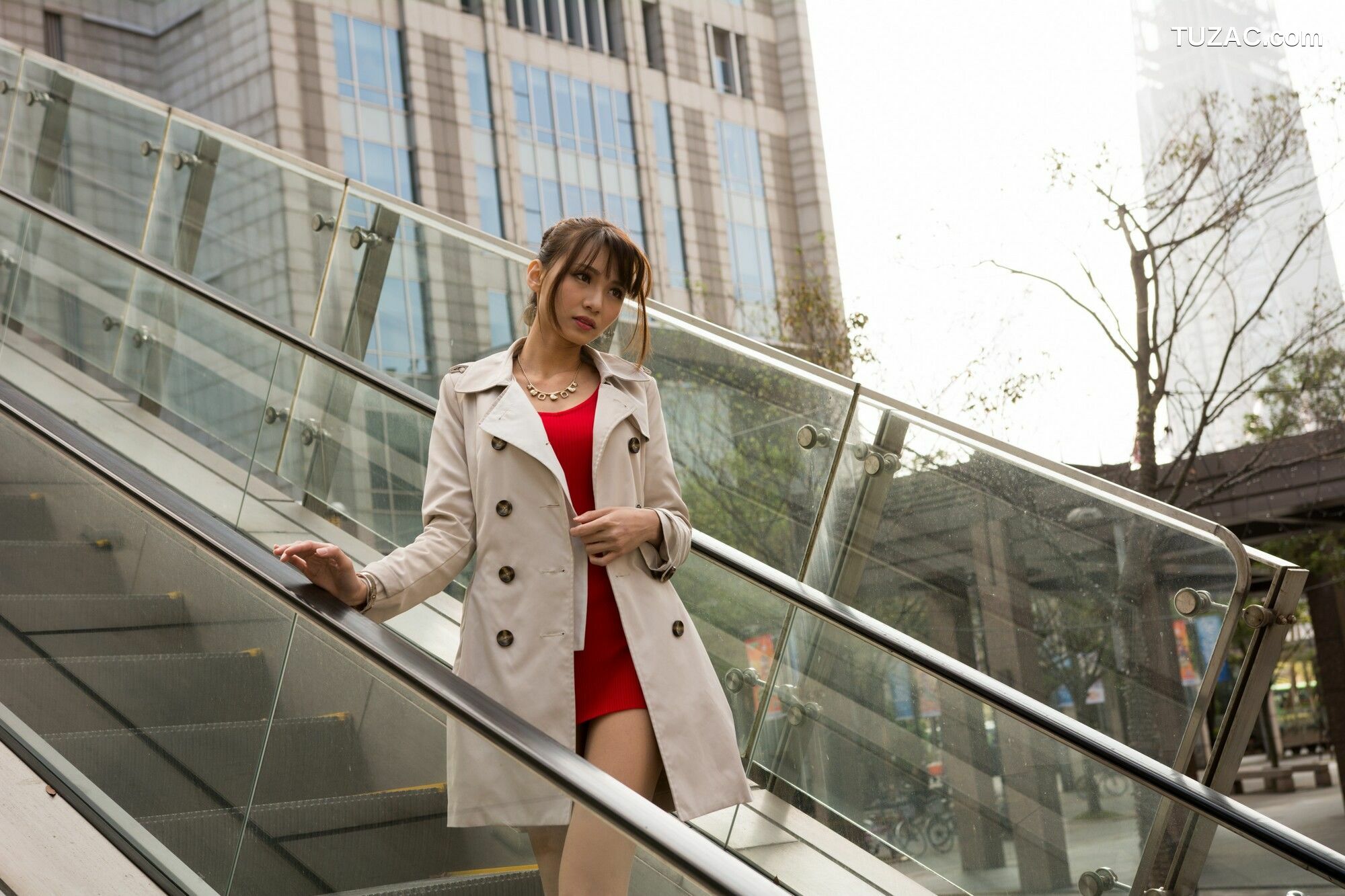 台湾正妹_ 蔡译心Candice《信義區周邊 时尚风衣街拍》 写真集[100P]