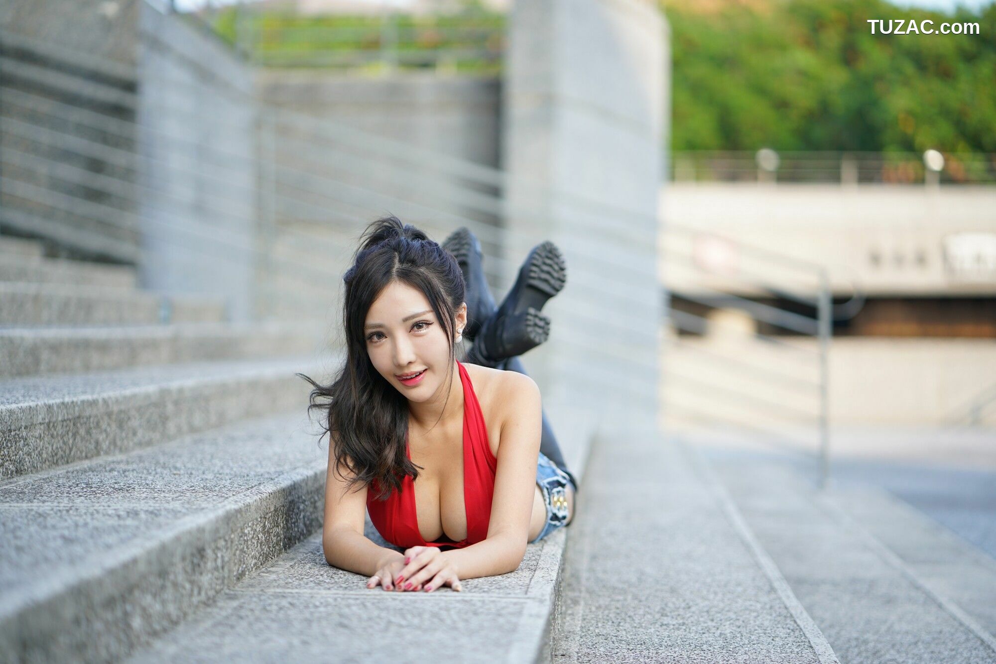 台湾正妹_ 赵芸Syuan《台中美術館》牛仔长靴街拍 写真集[77P]