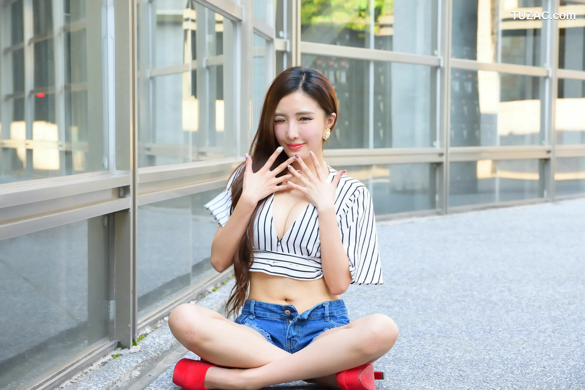 台湾正妹_ 赵芸Syuan《成熟长腿美女街拍》 写真集[65P]