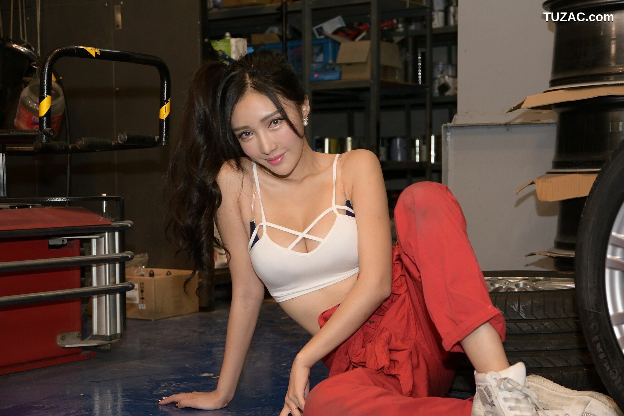 台湾正妹_ 赵芸Syuan《美颜的汽车修理工》 写真集[61P]