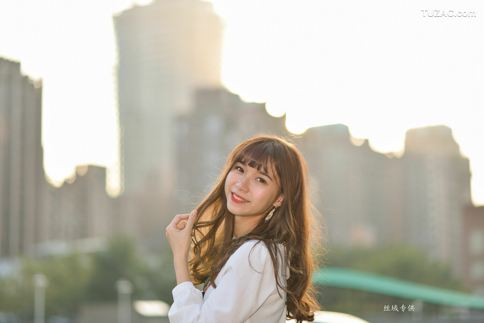 台湾正妹_ 題題《國美館.時裝》黑丝小妹短裙街拍 写真集[134P]