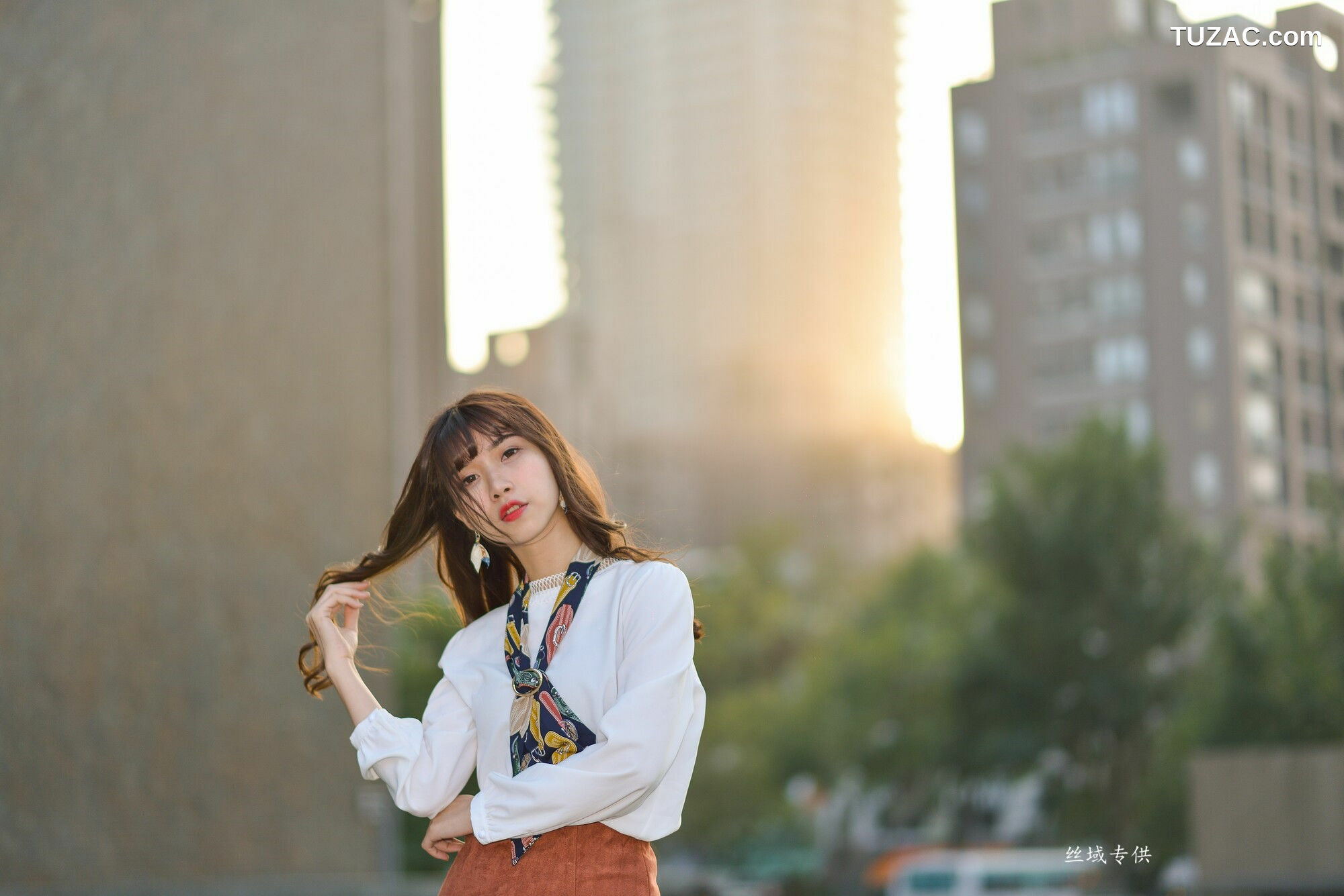 台湾正妹_ 題題《國美館.時裝》黑丝小妹短裙街拍 写真集[134P]
