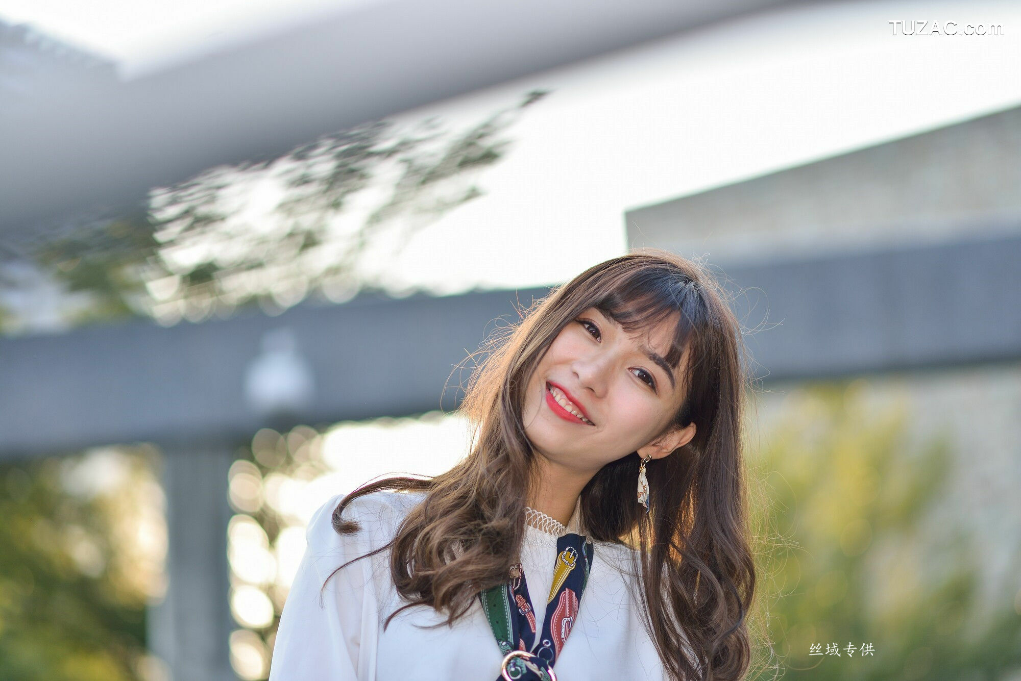 台湾正妹_ 題題《國美館.時裝》黑丝小妹短裙街拍 写真集[134P]