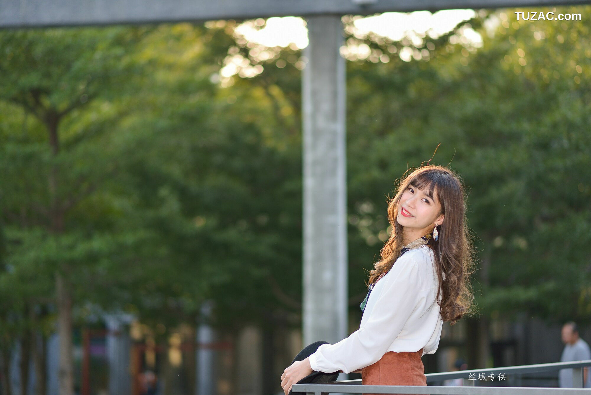 台湾正妹_ 題題《國美館.時裝》黑丝小妹短裙街拍 写真集[134P]