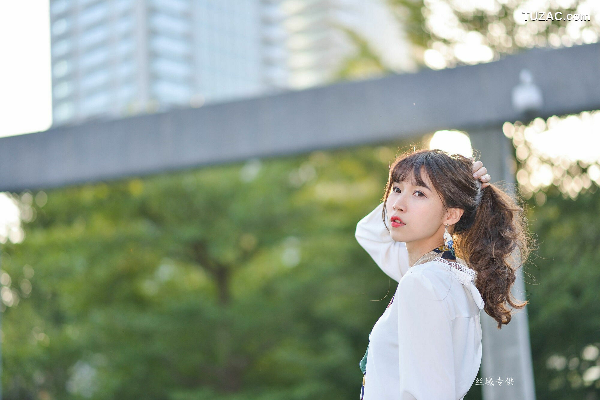 台湾正妹_ 題題《國美館.時裝》黑丝小妹短裙街拍 写真集[134P]