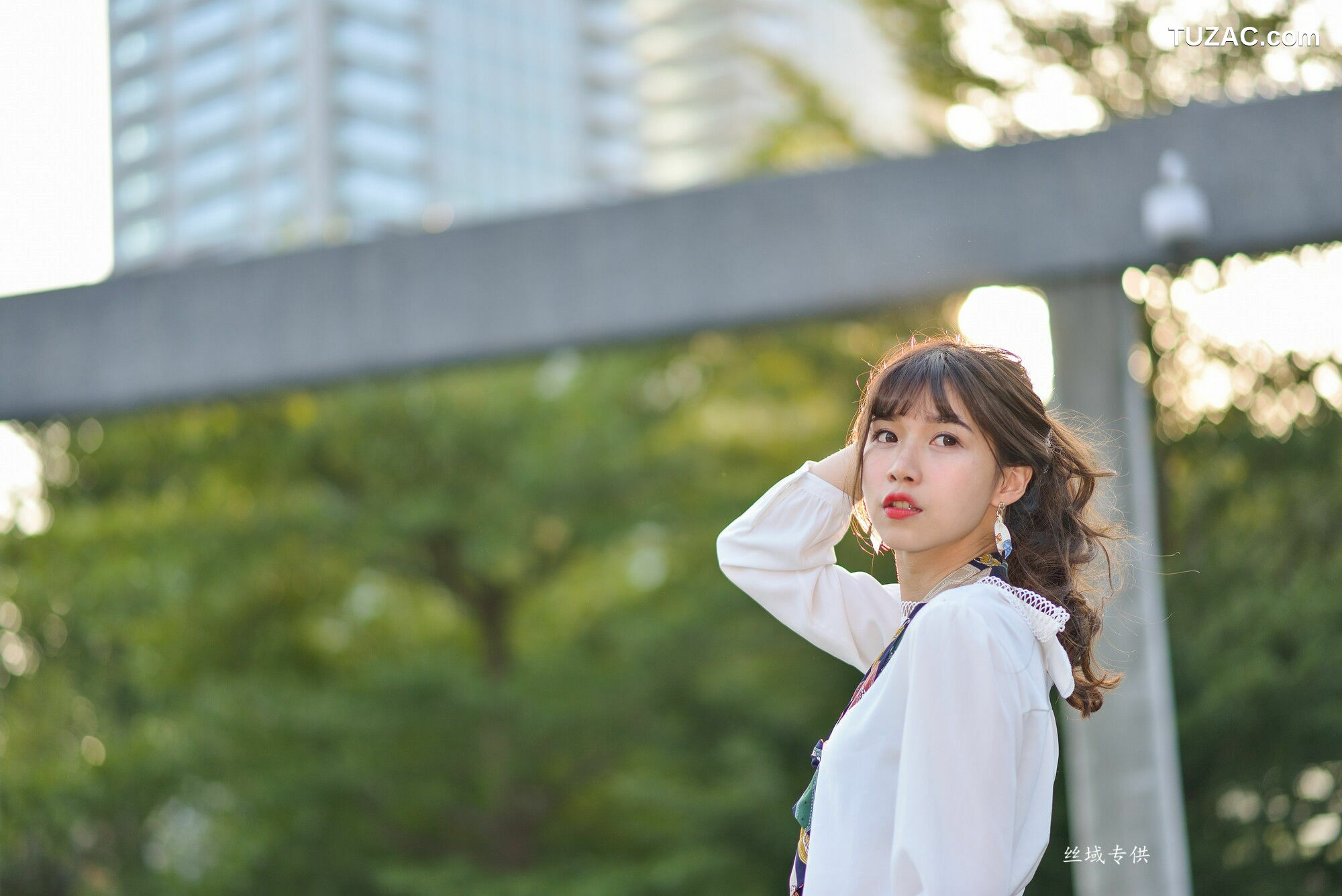 台湾正妹_ 題題《國美館.時裝》黑丝小妹短裙街拍 写真集[134P]