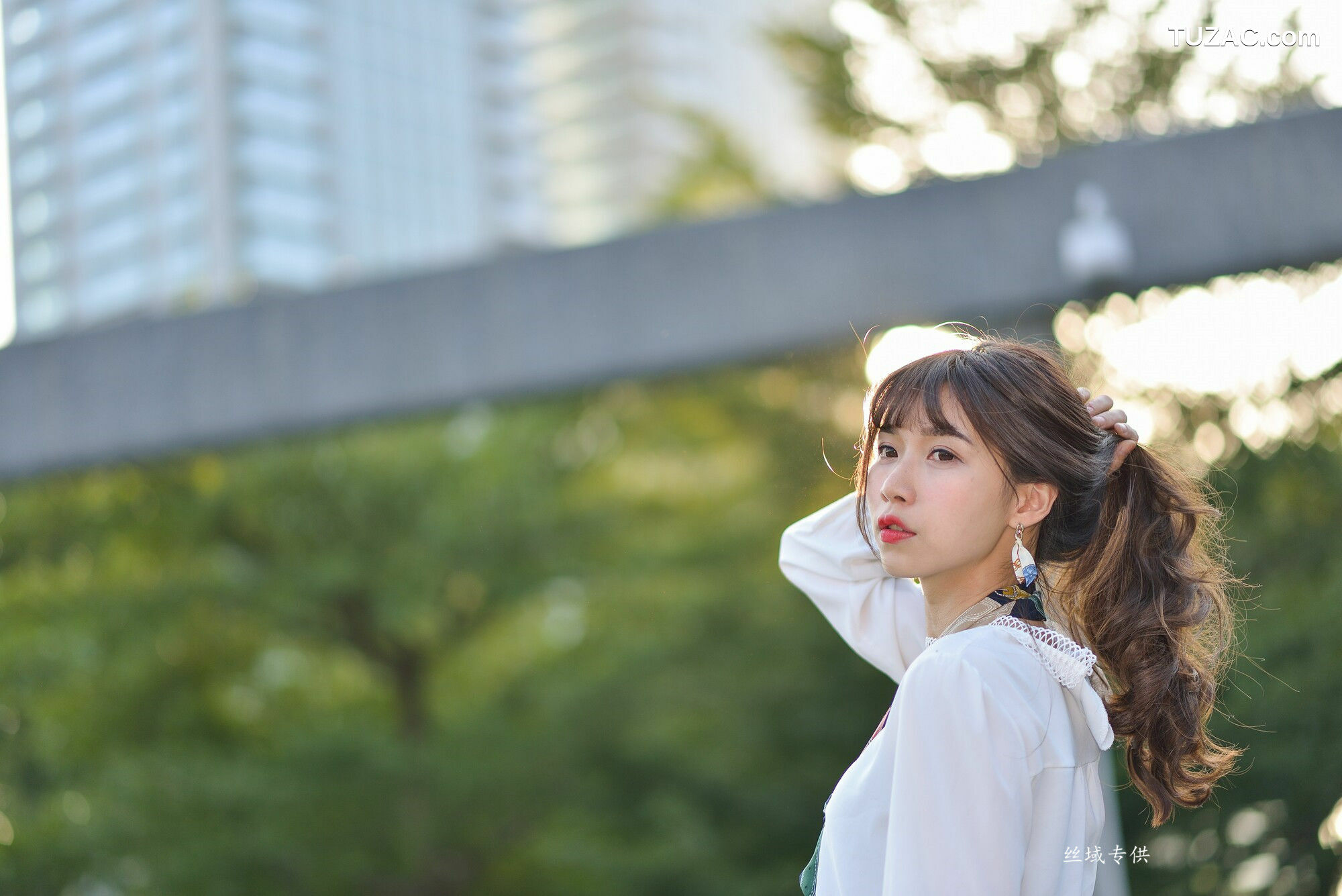 台湾正妹_ 題題《國美館.時裝》黑丝小妹短裙街拍 写真集[134P]