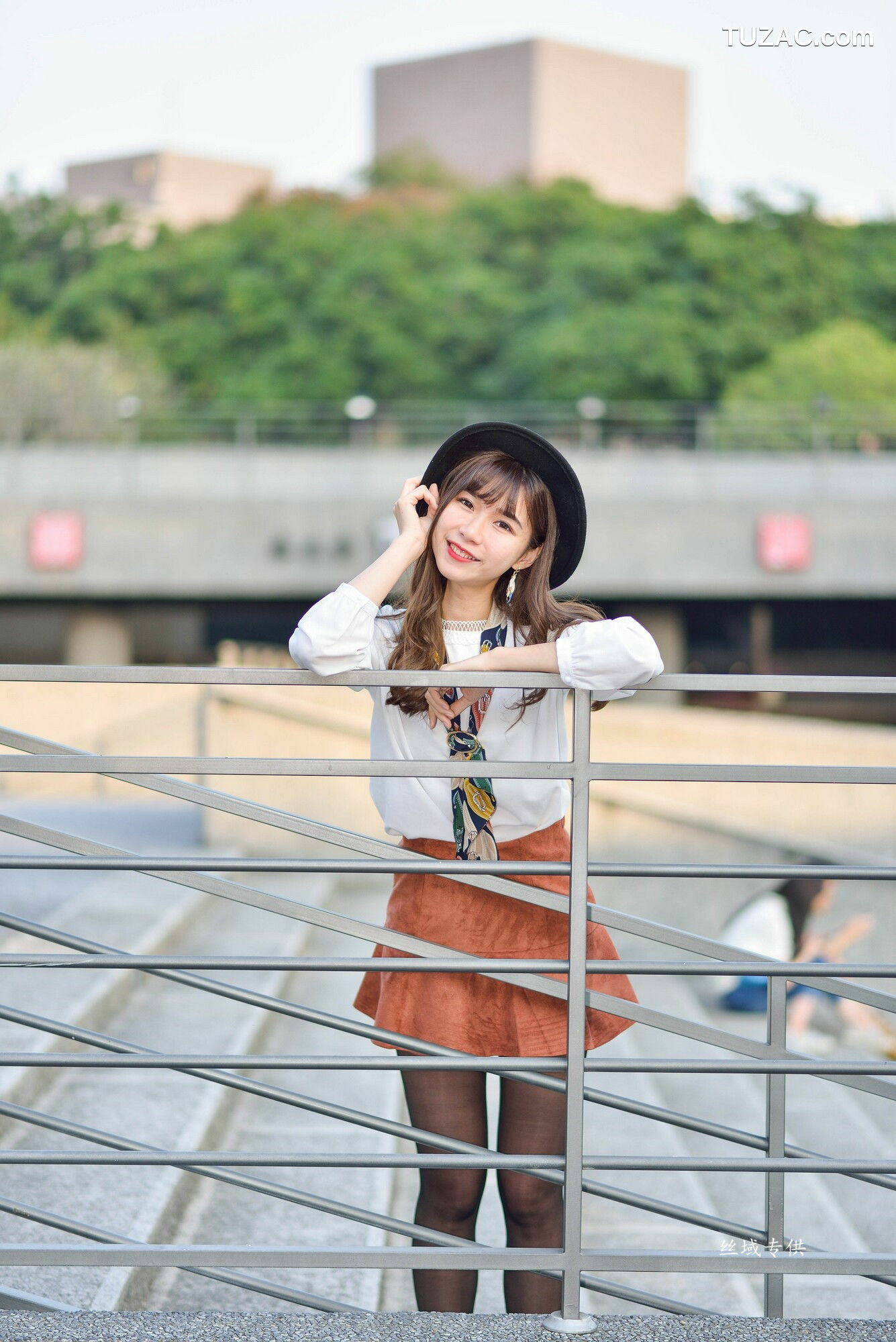 台湾正妹_ 題題《國美館.時裝》黑丝小妹短裙街拍 写真集[134P]