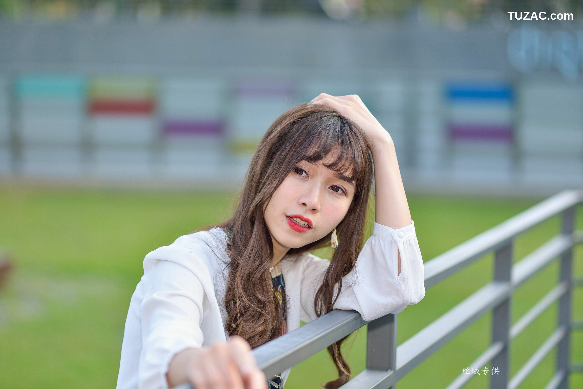 台湾正妹_ 題題《國美館.時裝》黑丝小妹短裙街拍 写真集[134P]