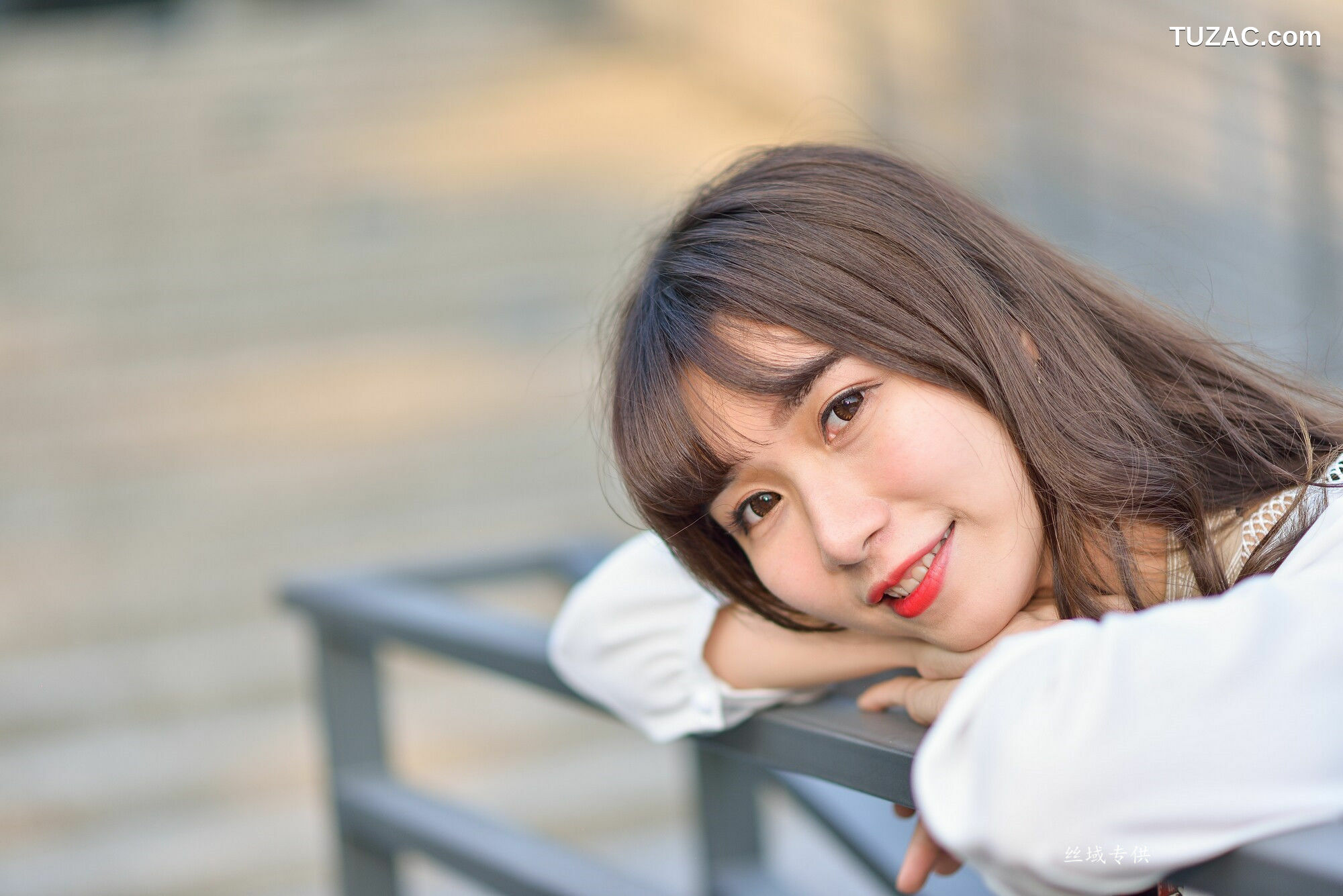 台湾正妹_ 題題《國美館.時裝》黑丝小妹短裙街拍 写真集[134P]