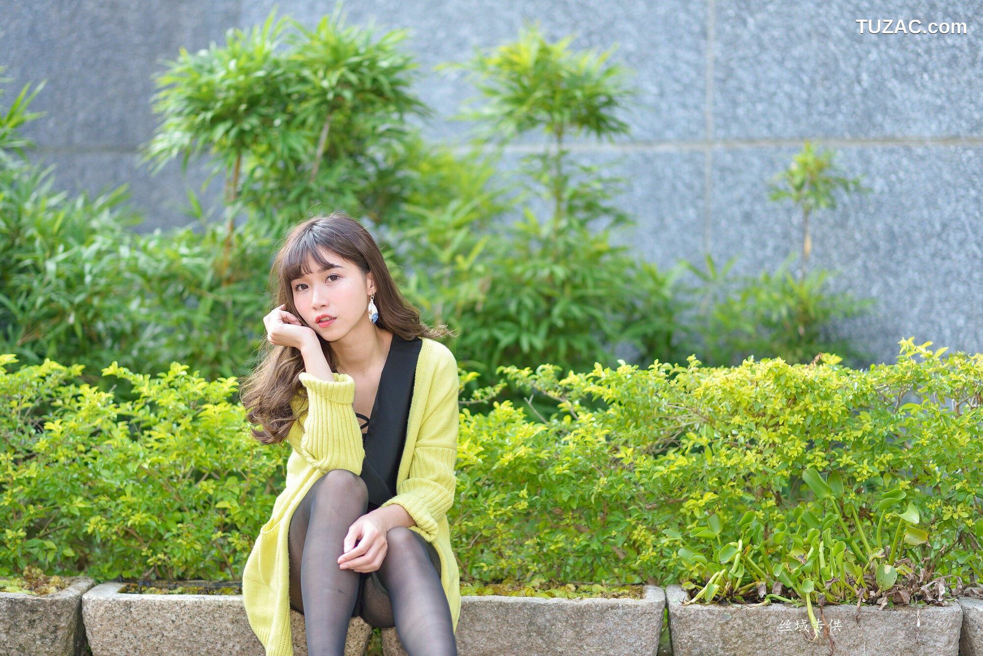 台湾正妹_ 題題《國美館.時裝》黑丝街拍 写真集[137P]