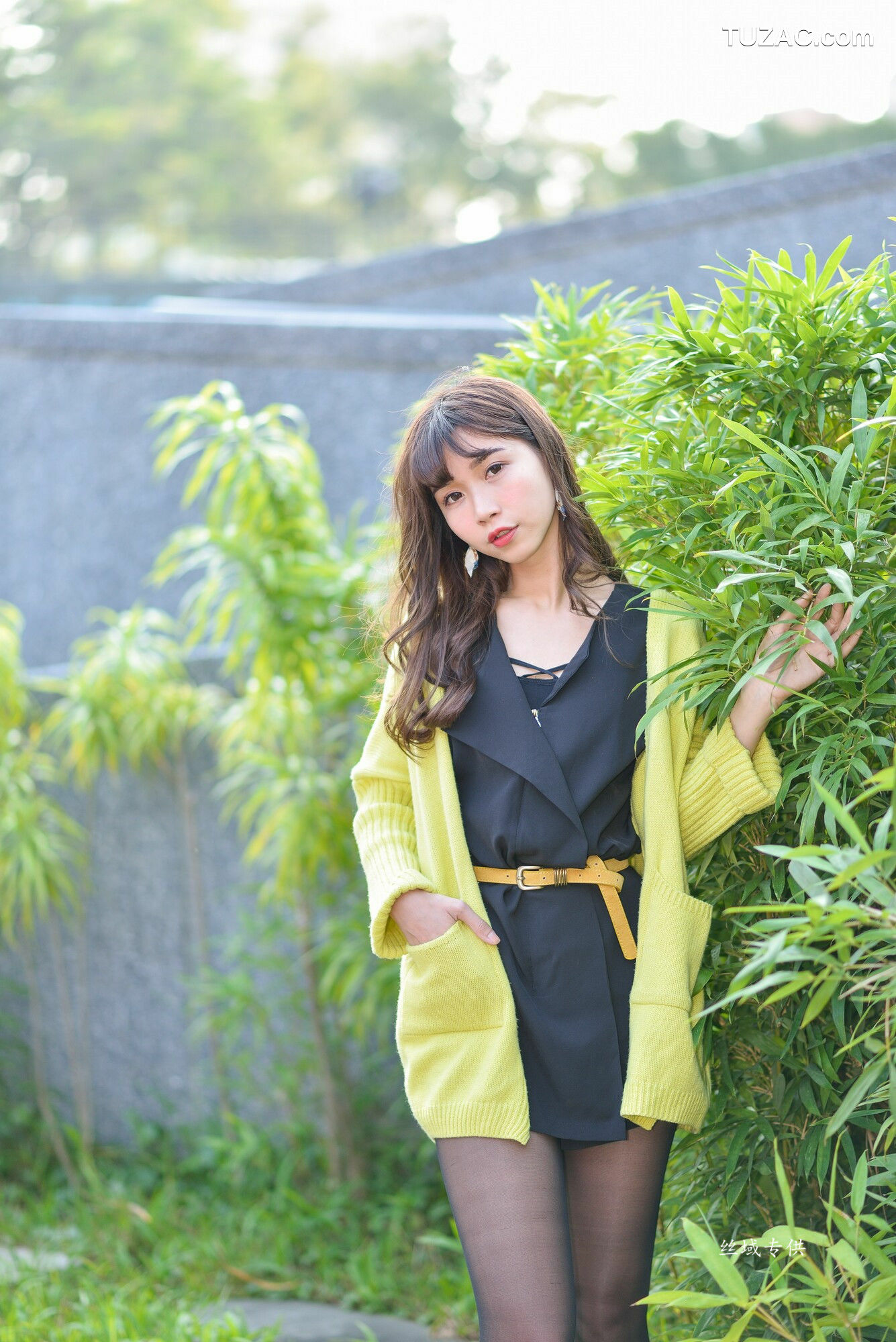 台湾正妹_ 題題《國美館.時裝》黑丝街拍 写真集[137P]