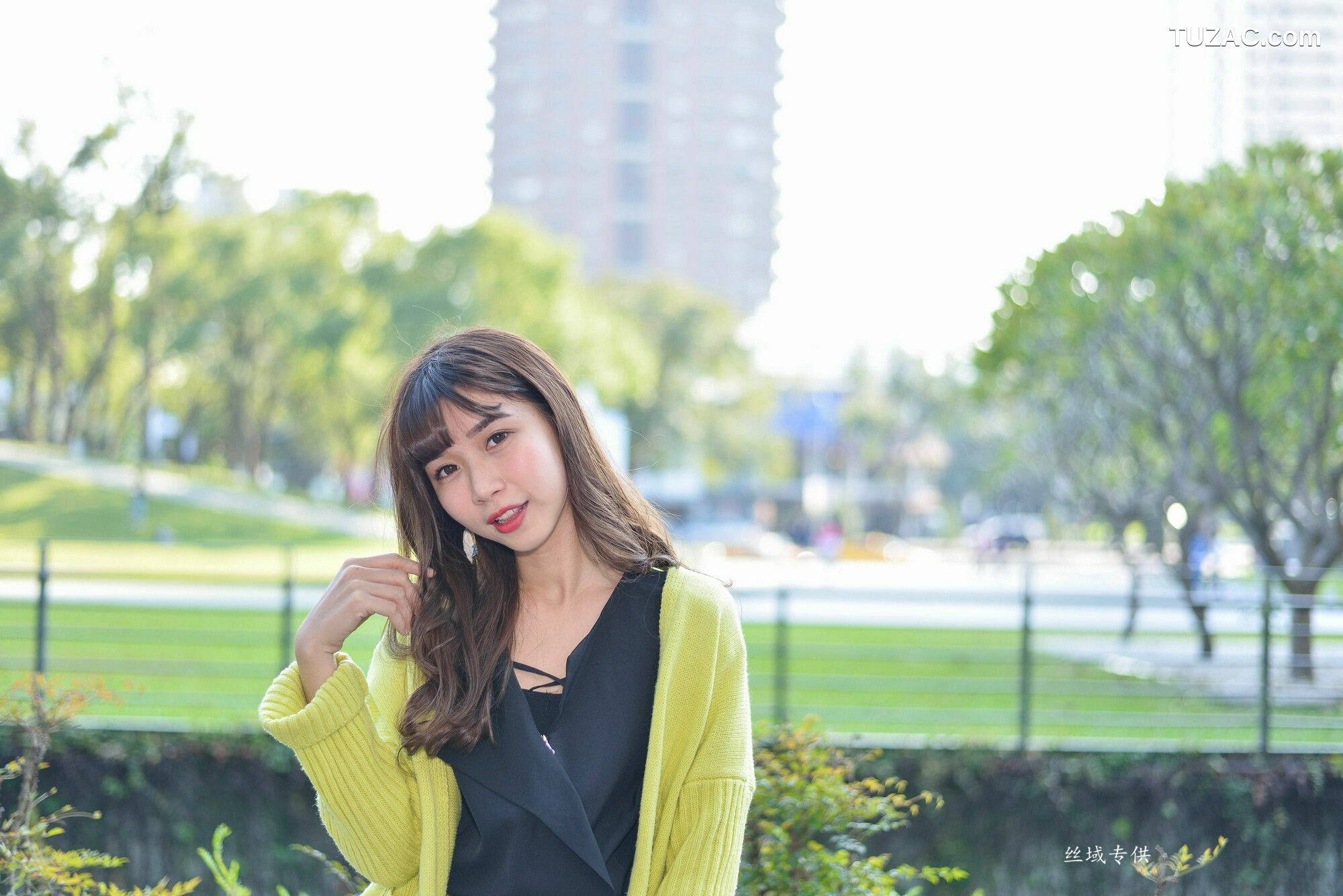 台湾正妹_ 題題《國美館.時裝》黑丝街拍 写真集[137P]