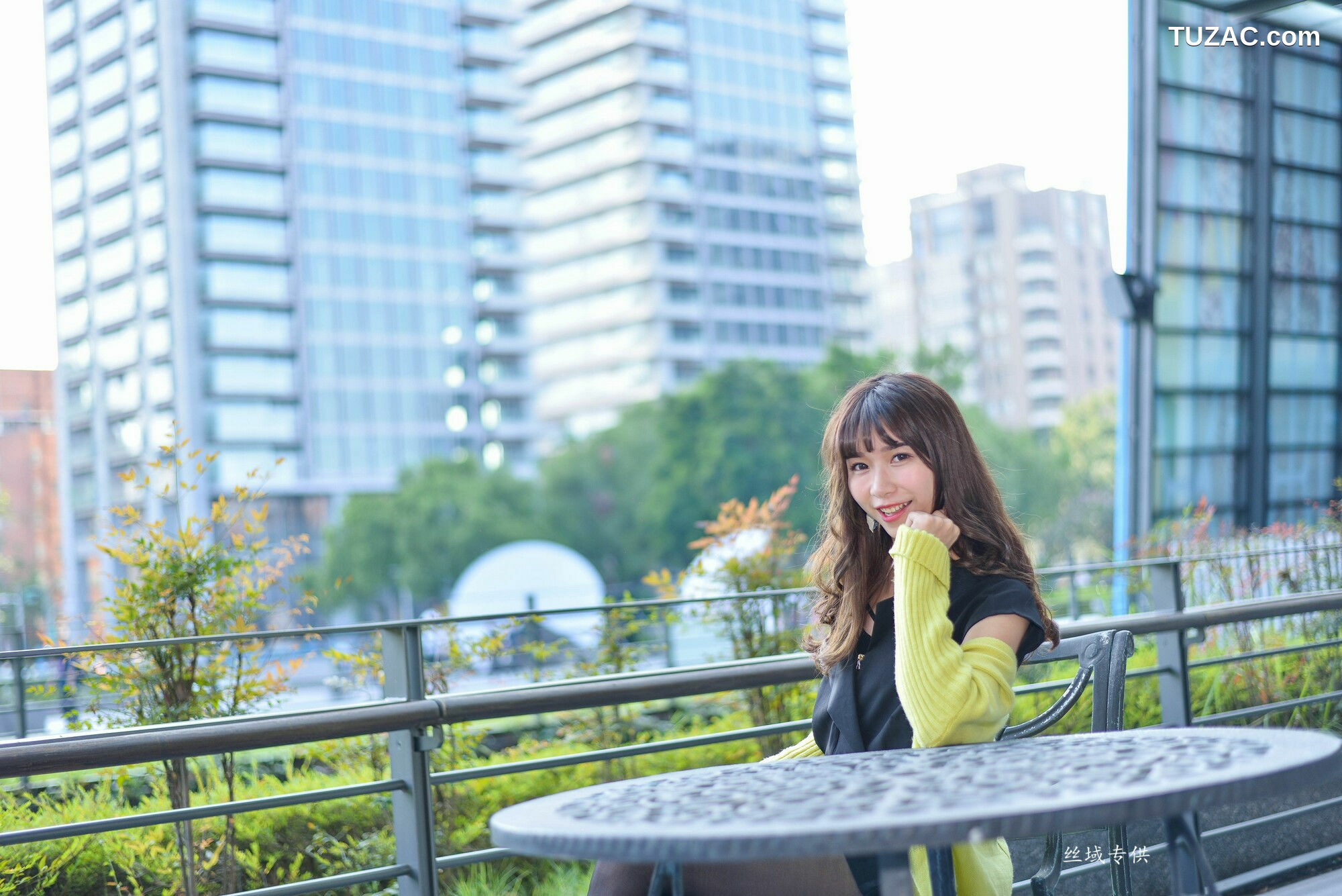 台湾正妹_ 題題《國美館.時裝》黑丝街拍 写真集[137P]