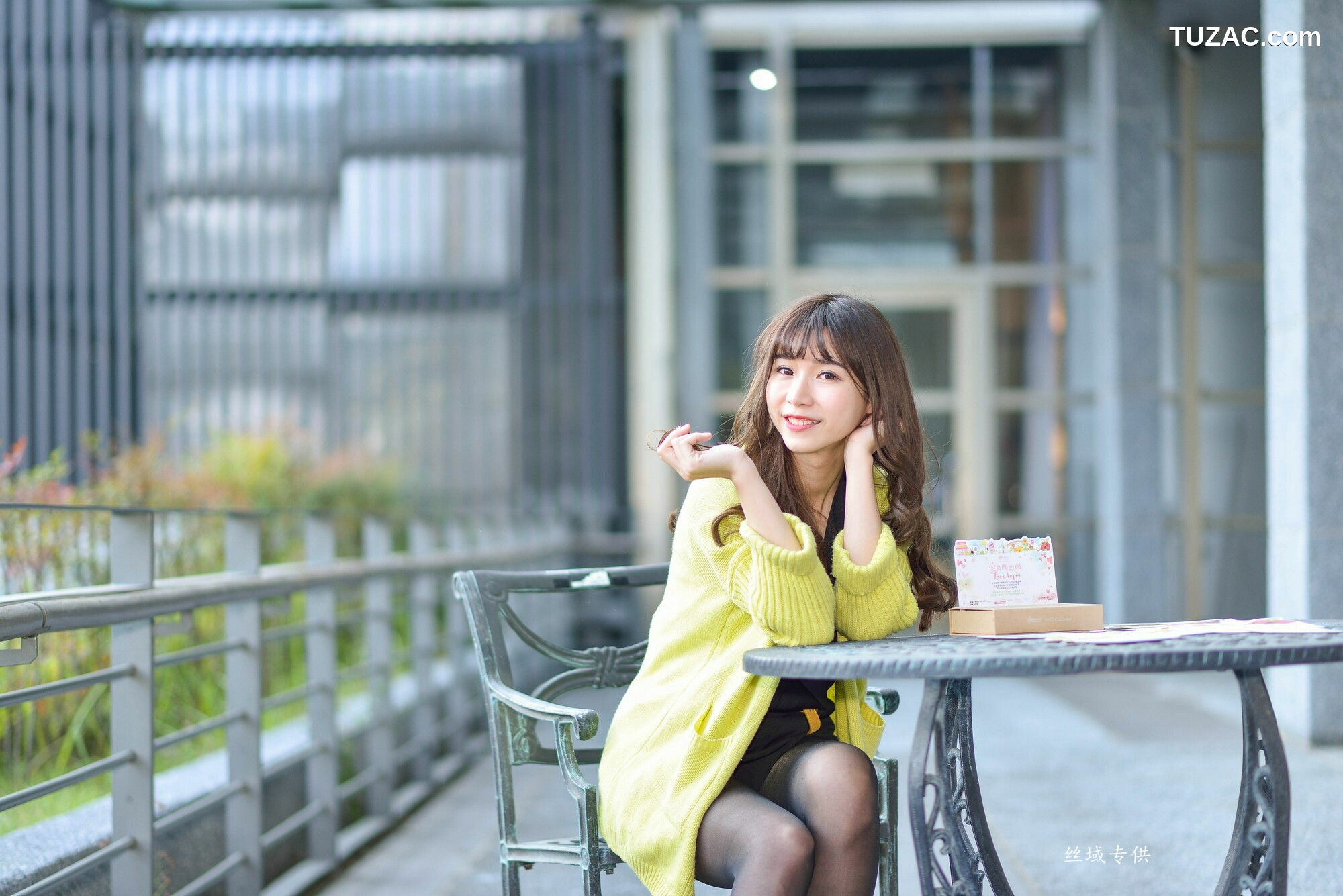 台湾正妹_ 題題《國美館.時裝》黑丝街拍 写真集[137P]