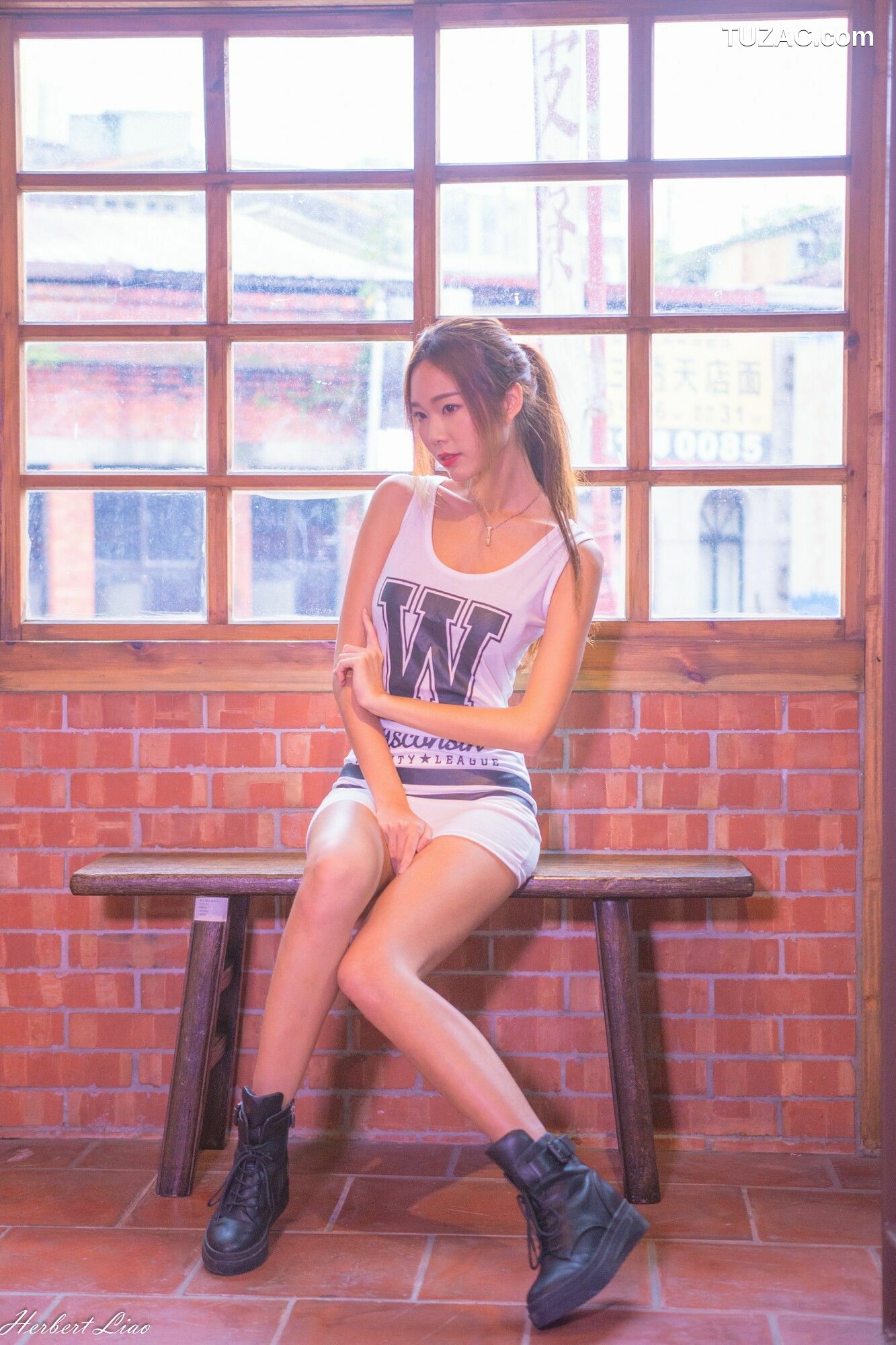 台湾正妹_ 黄上晏Rubis《剝皮寮~包臀背心系列》 写真集[49P]