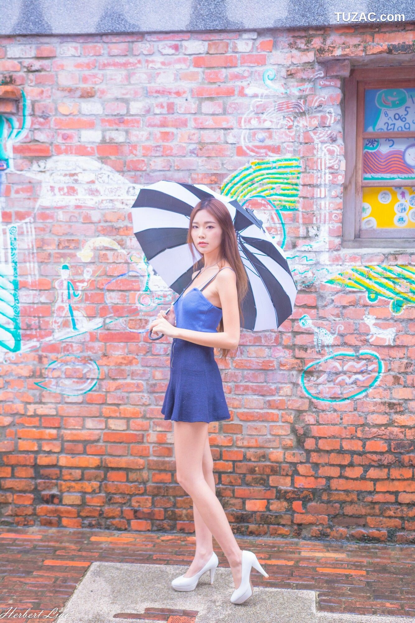 台湾正妹_ 黄上晏《剝皮寮~超短裙外拍》 写真集[61P]
