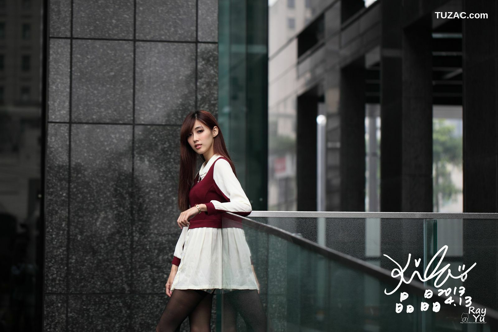 台湾正妹_Kila晶晶/廖挺伶《2套黑丝街拍图片》写真集