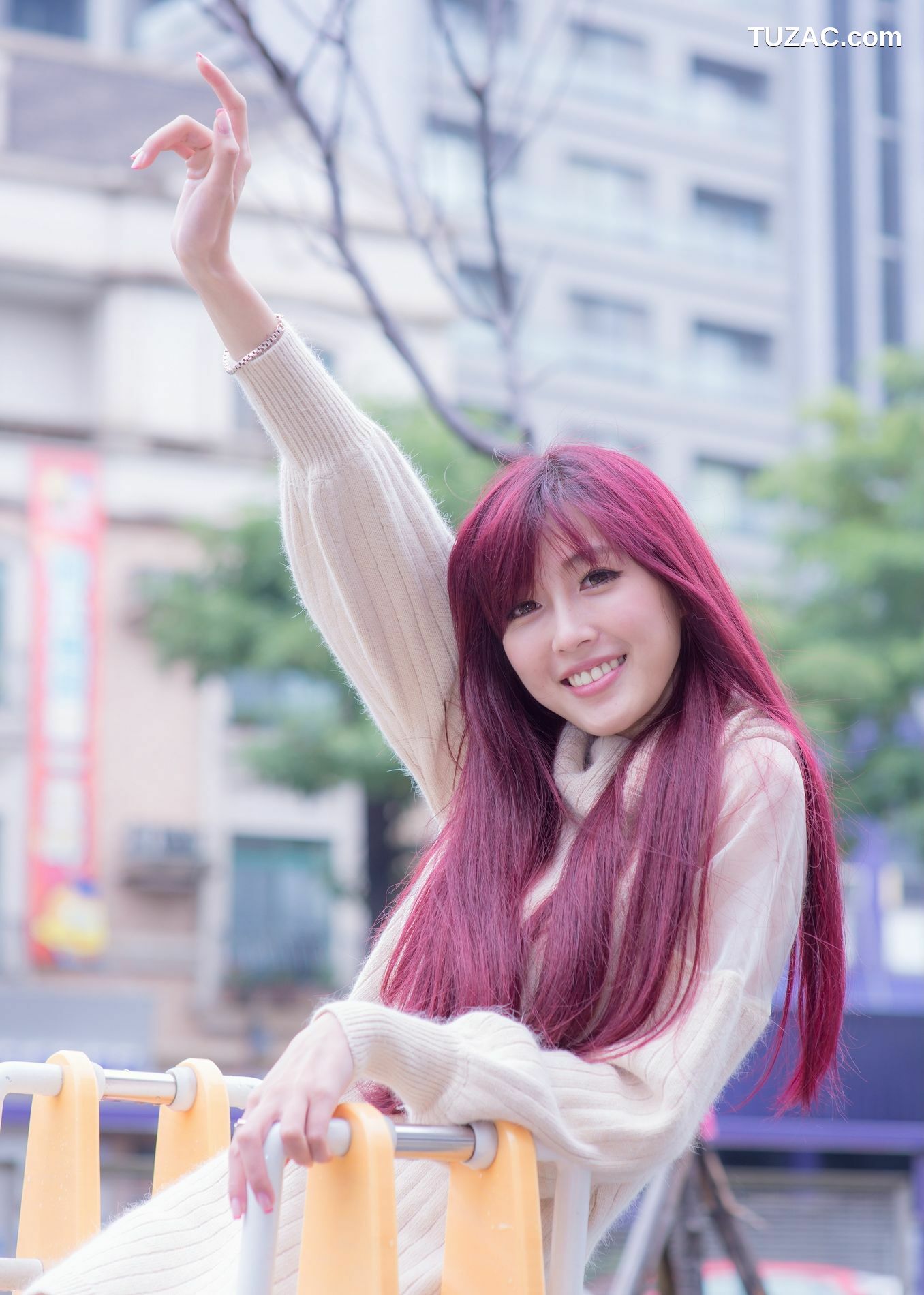 台湾正妹_Kila晶晶/廖挺伶《针织衫套裙街拍》写真集