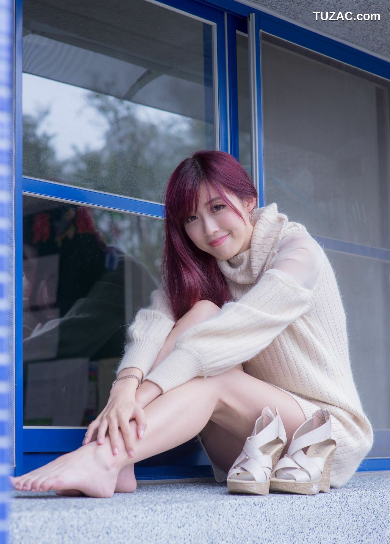 台湾正妹_Kila晶晶/廖挺伶《针织衫套裙街拍》写真集