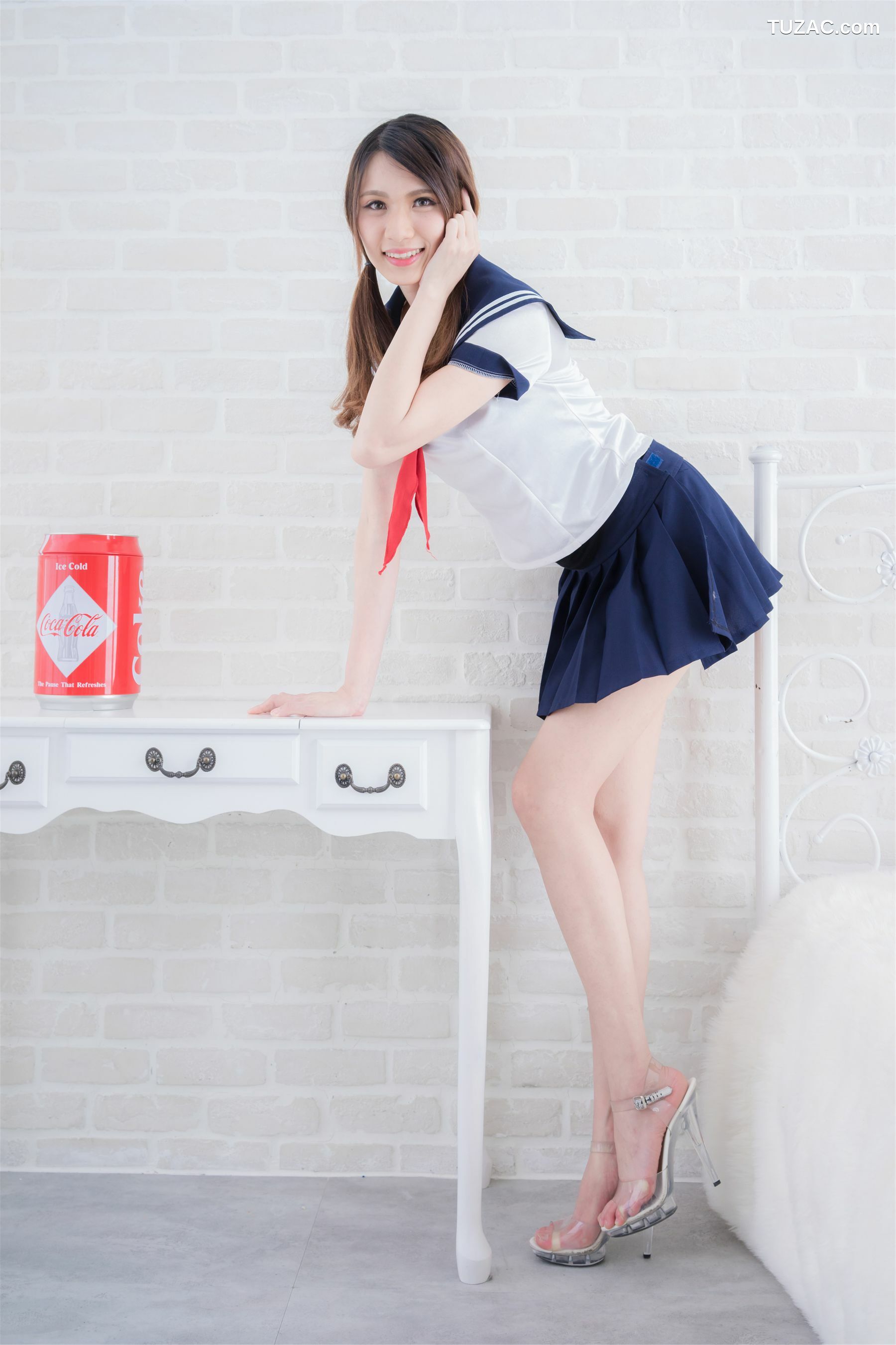 台湾正妹_台湾正妹Candice蔡译心《清新水手服学妹》写真集