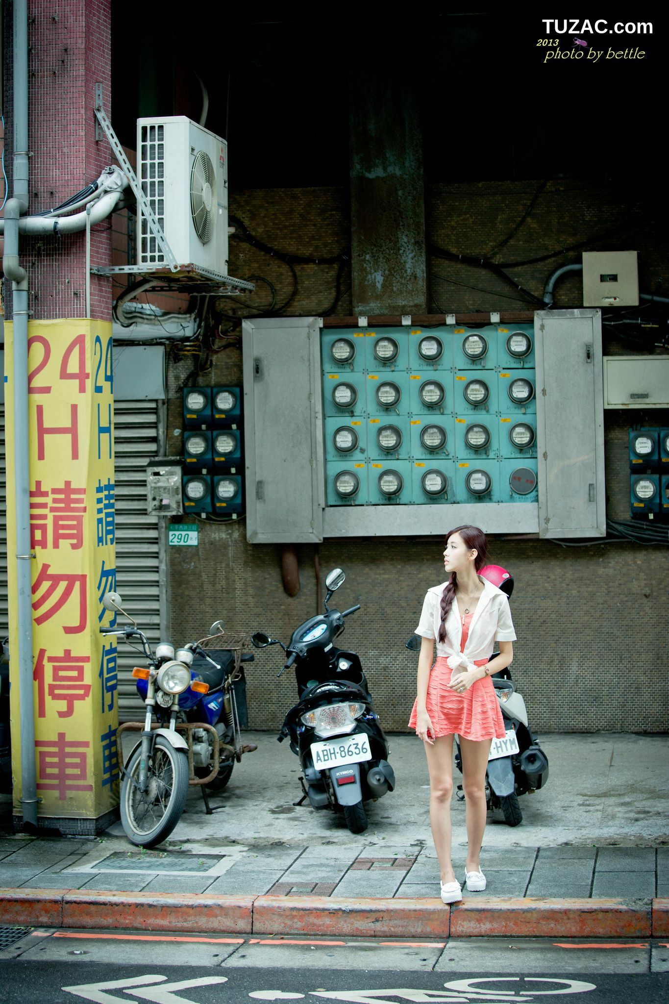 台湾正妹_廖挺伶/Kila晶晶《街拍粉嫩连衣裙系列》 写真集