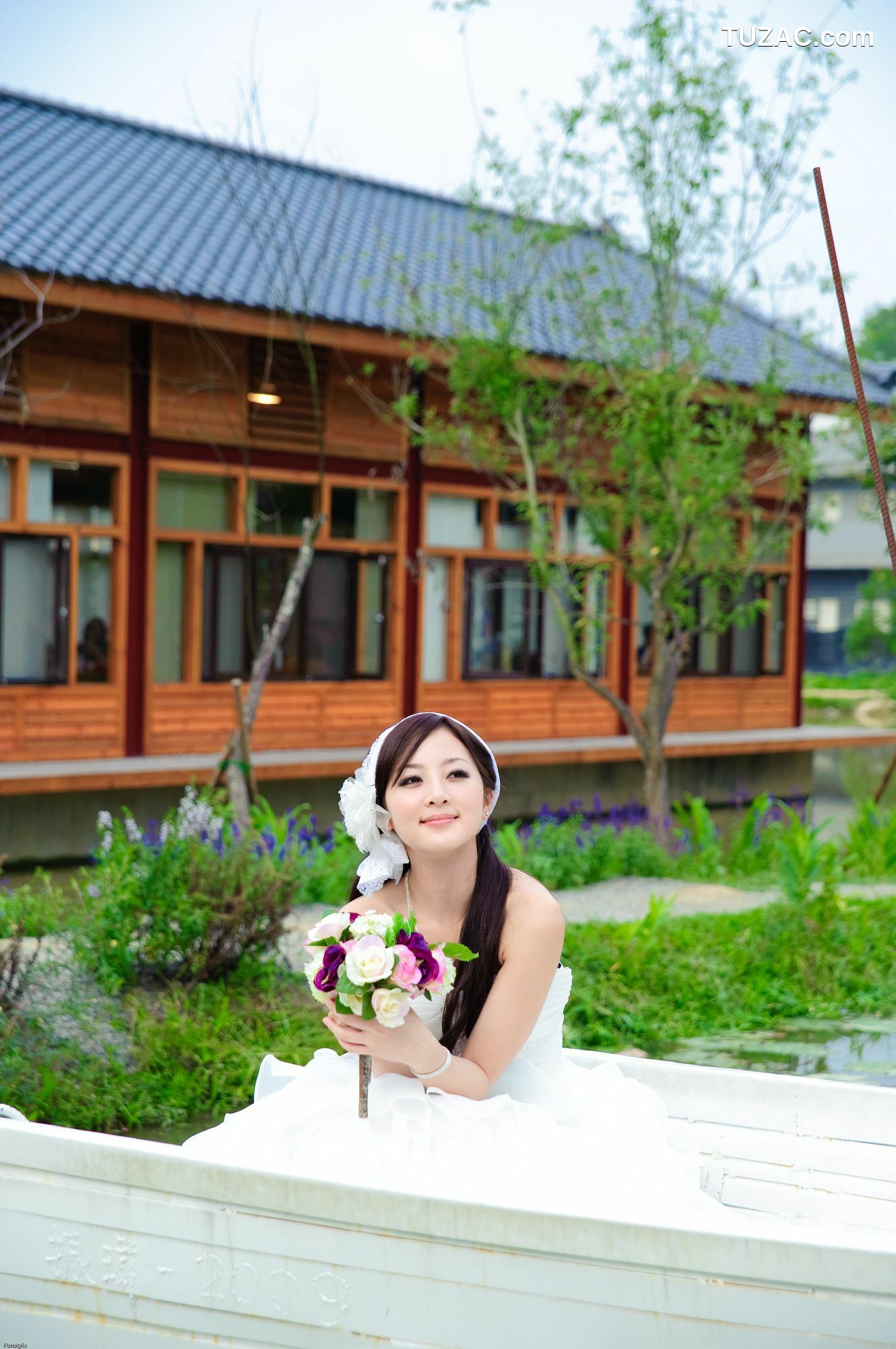 台湾正妹_张凯洁/张允霏《日月潭+紙教堂(婚紗)》写真集