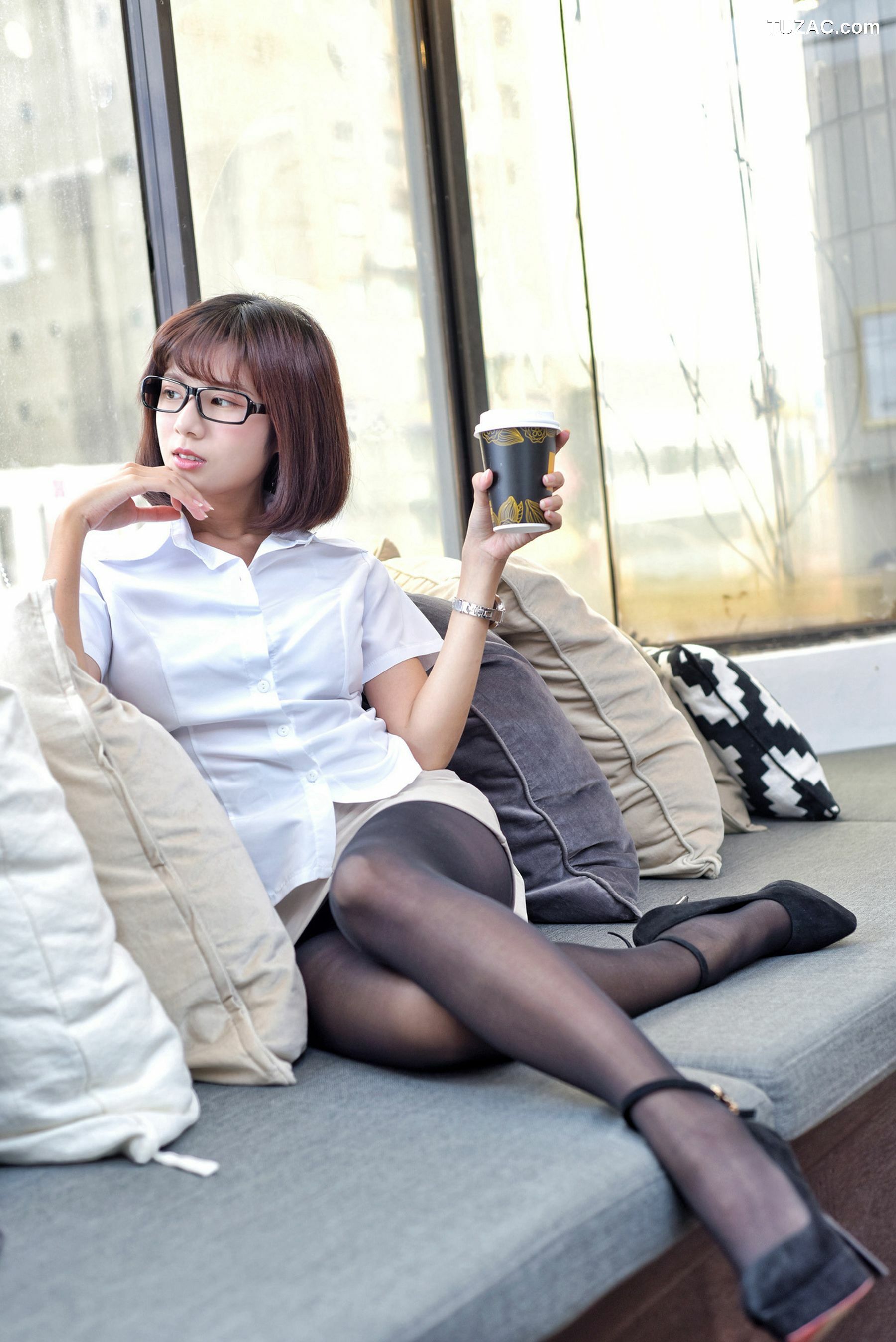 台湾正妹_方唯真《OL黑丝短发美女》 写真集[29P]