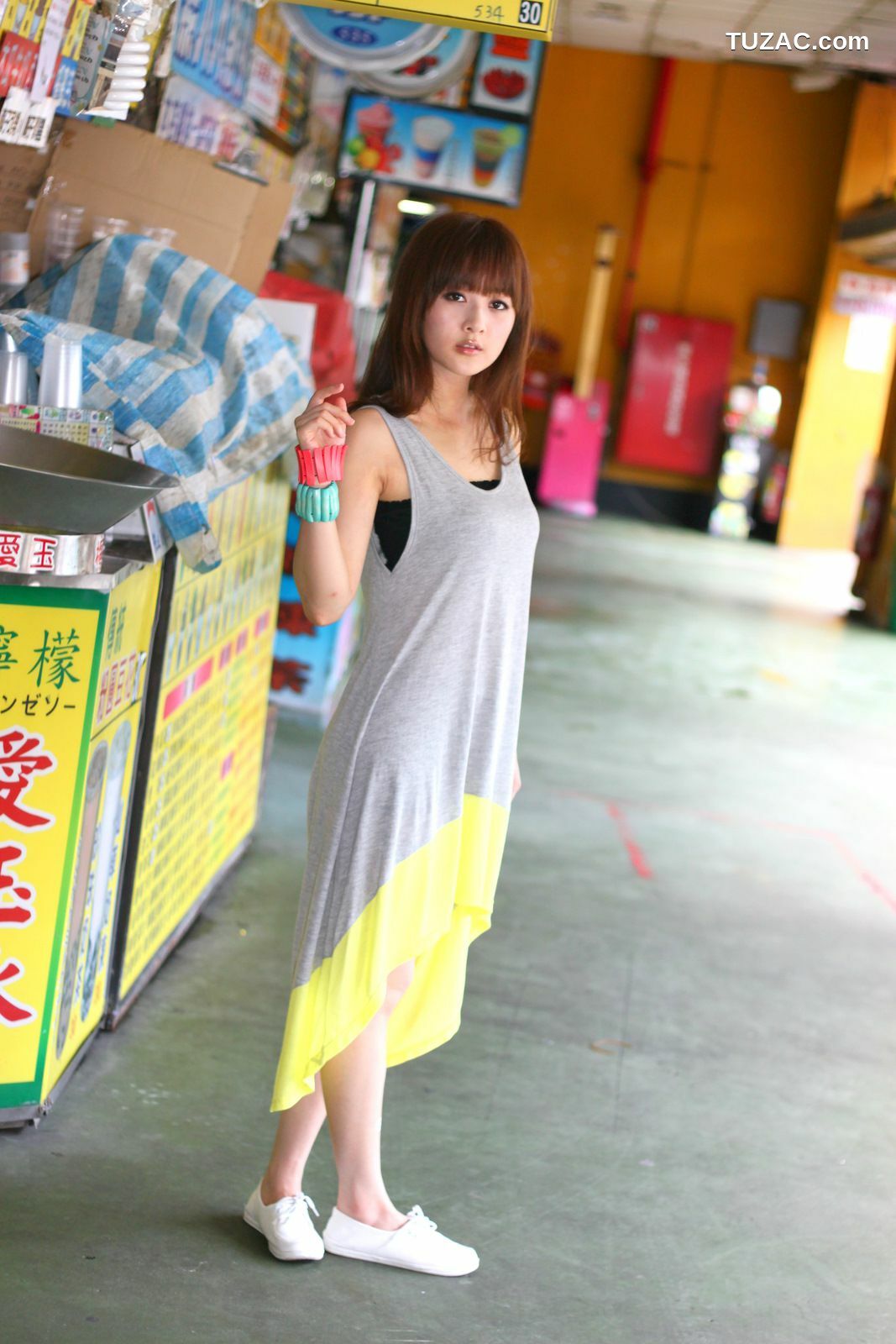 台湾正妹_果子MM/张允霏《士林外拍》写真集
