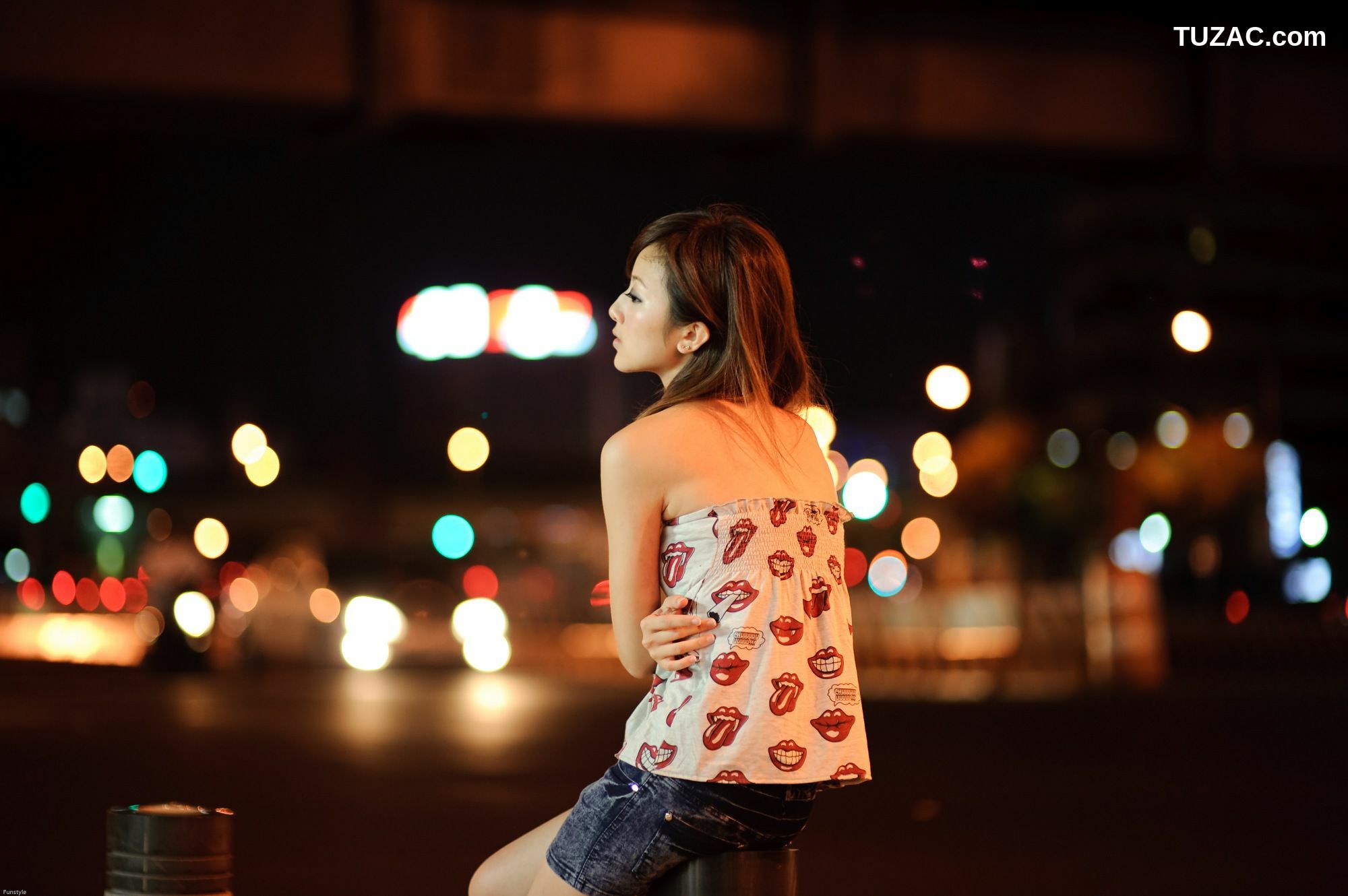 台湾正妹_果子MM/张允霏《夜拍西門町》写真集