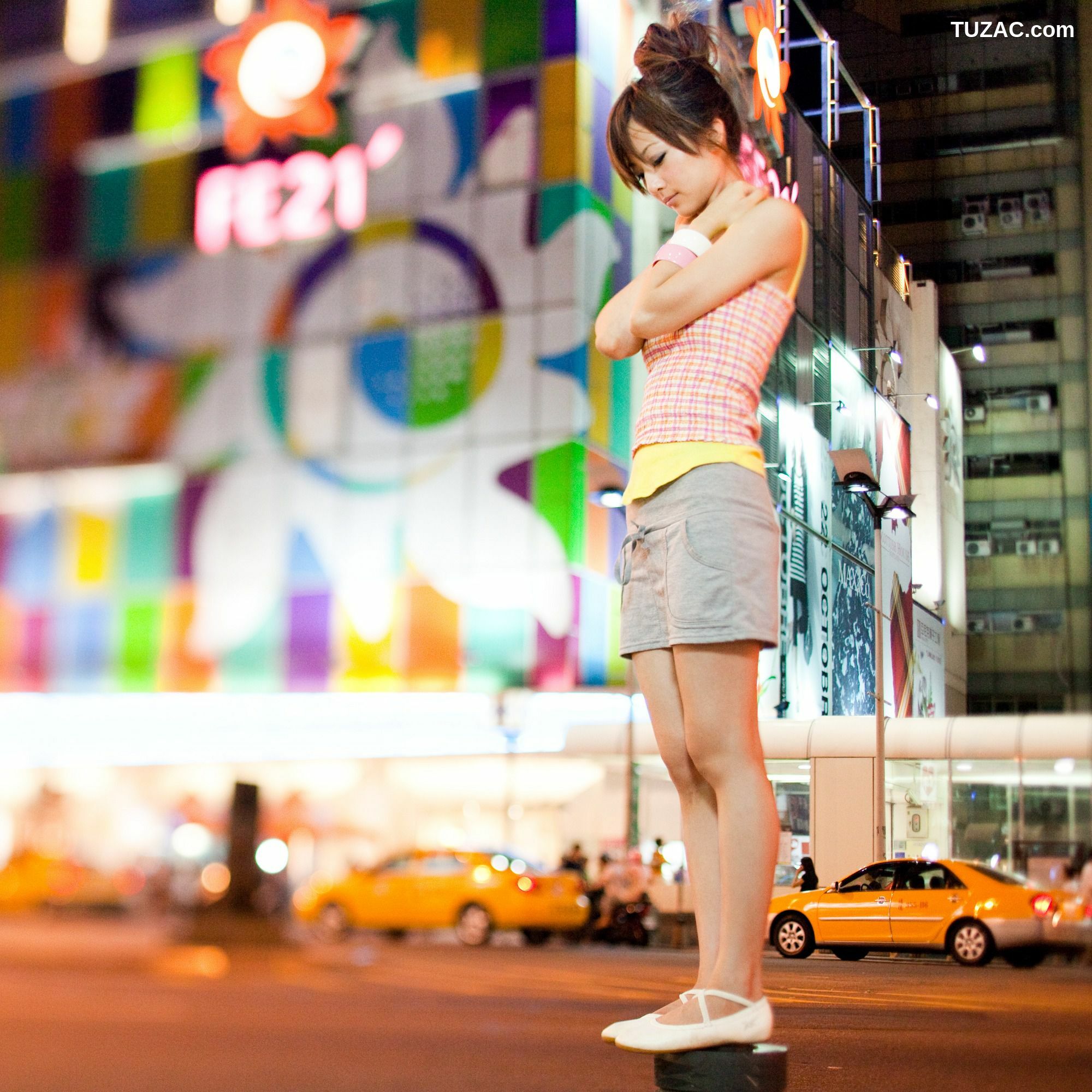 台湾正妹_果子MM/张允霏《夜拍西門町》写真集