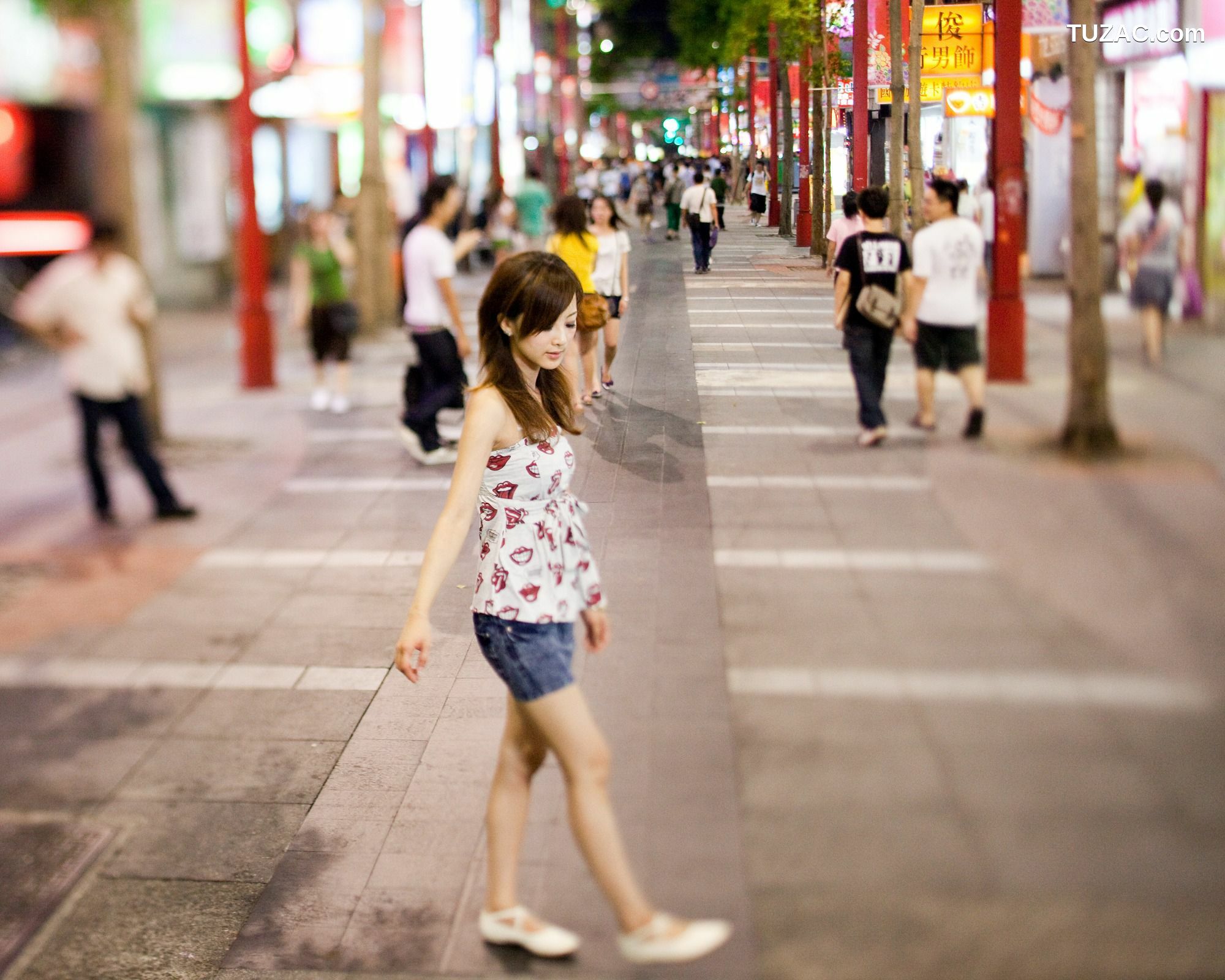 台湾正妹_果子MM/张允霏《夜拍西門町》写真集