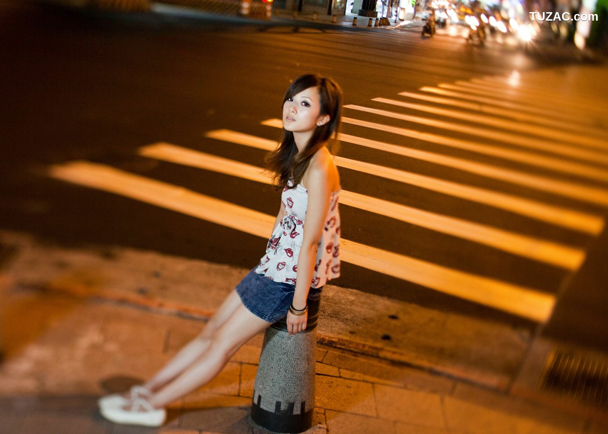台湾正妹_果子MM/张允霏《夜拍西門町》写真集